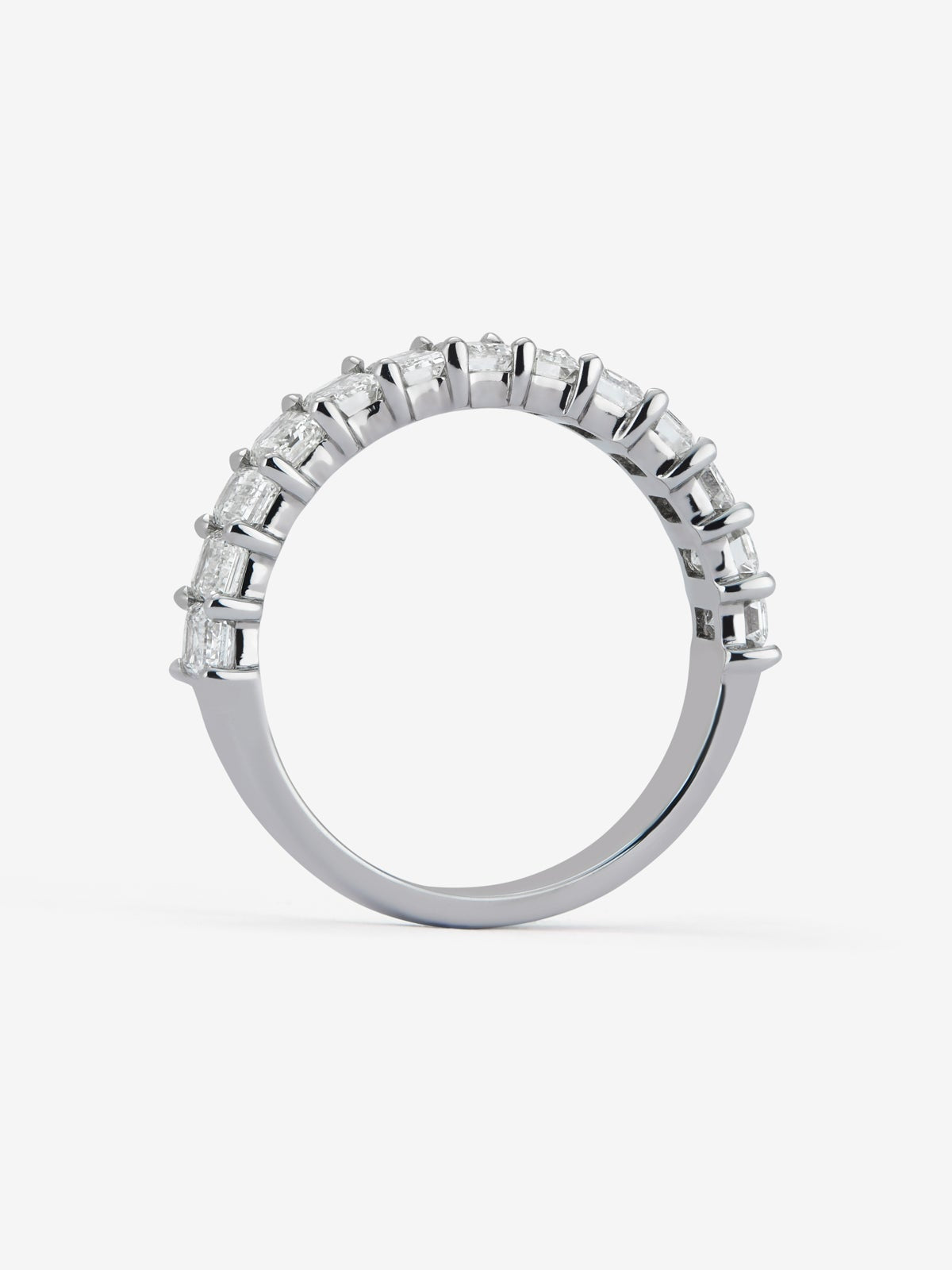 Media alianza de oro blanco de 18K con 13 diamantes en talla esmeralda con un total de 1,88 cts