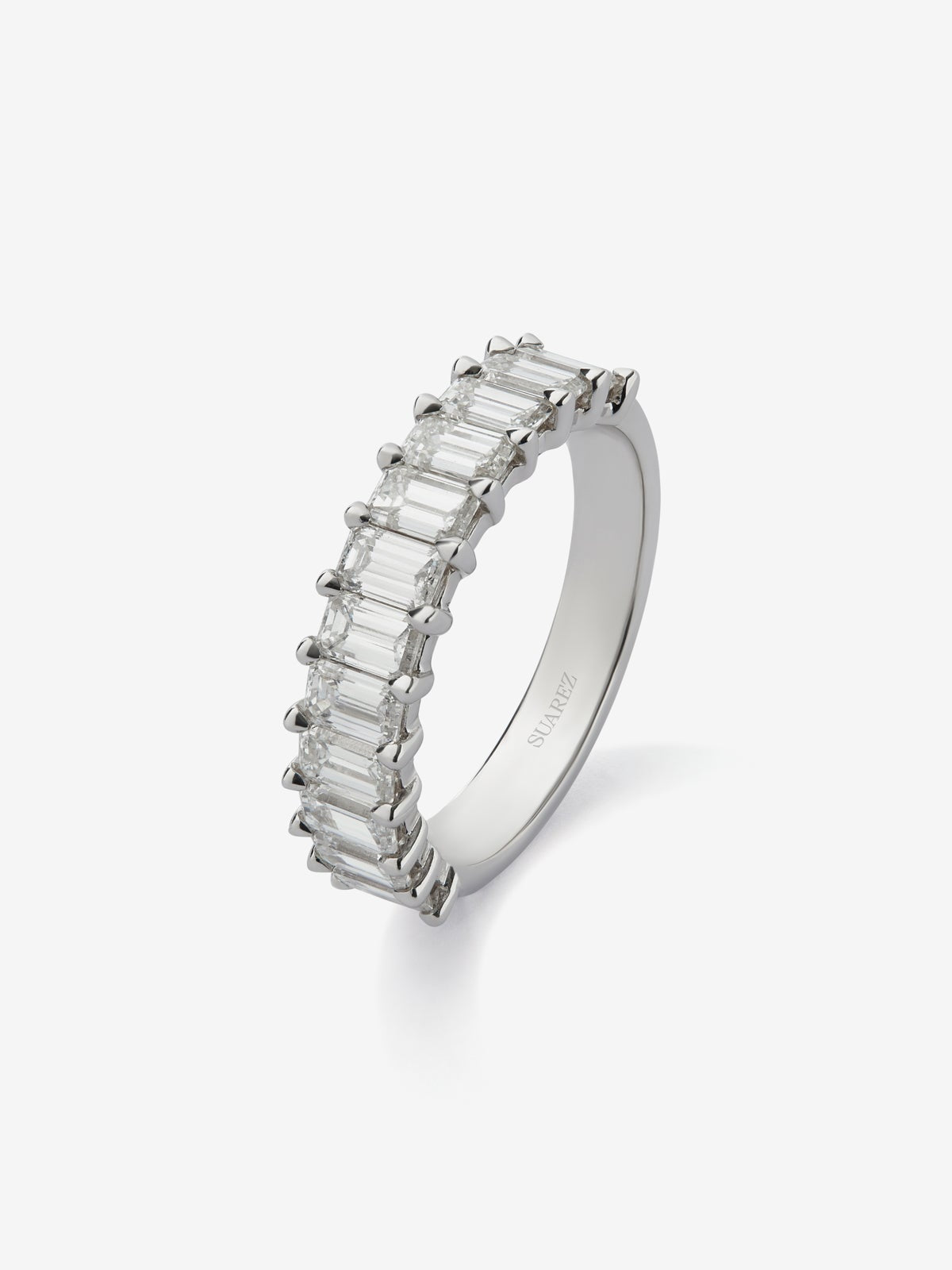 Media alianza de oro blanco de 18K con 12 diamantes talla esmeralda con un total de 2,23 cts