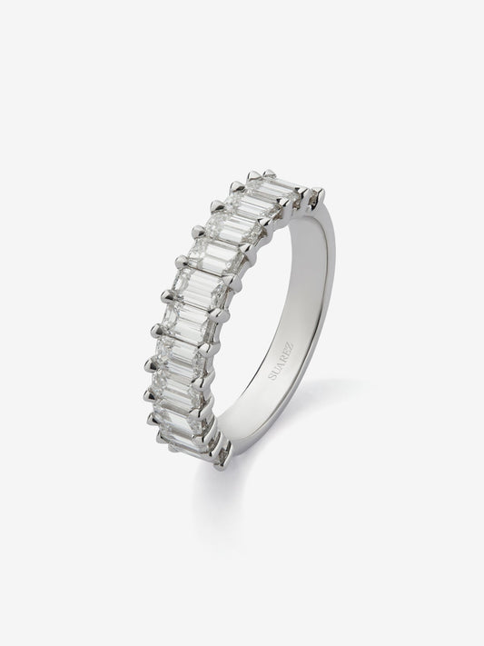 Media alianza de oro blanco de 18K con 12 diamantes talla esmeralda con un total de 2,23 cts