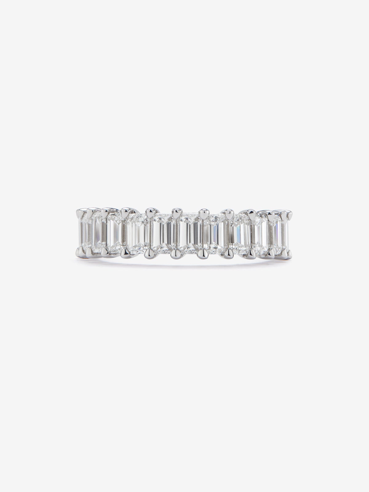 Media alianza de oro blanco de 18K con 12 diamantes talla esmeralda con un total de 2,23 cts