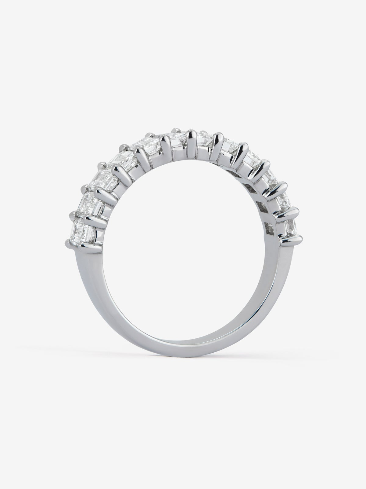 Media alianza de oro blanco de 18K con 12 diamantes talla esmeralda con un total de 2,23 cts