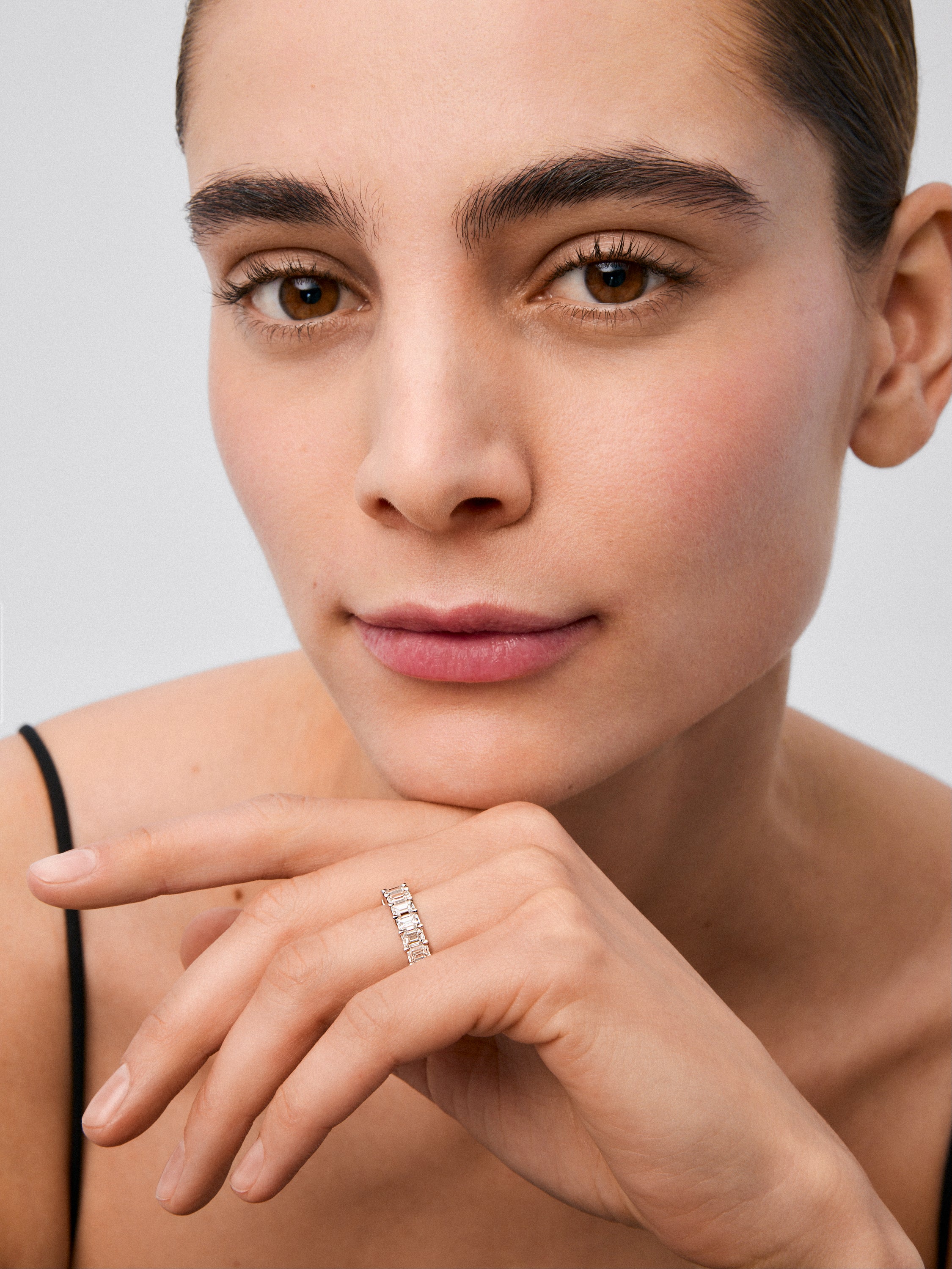 Half wedding ring in 18K white gold with 13 emerald-cut diamonds with a total of 1.88 cts