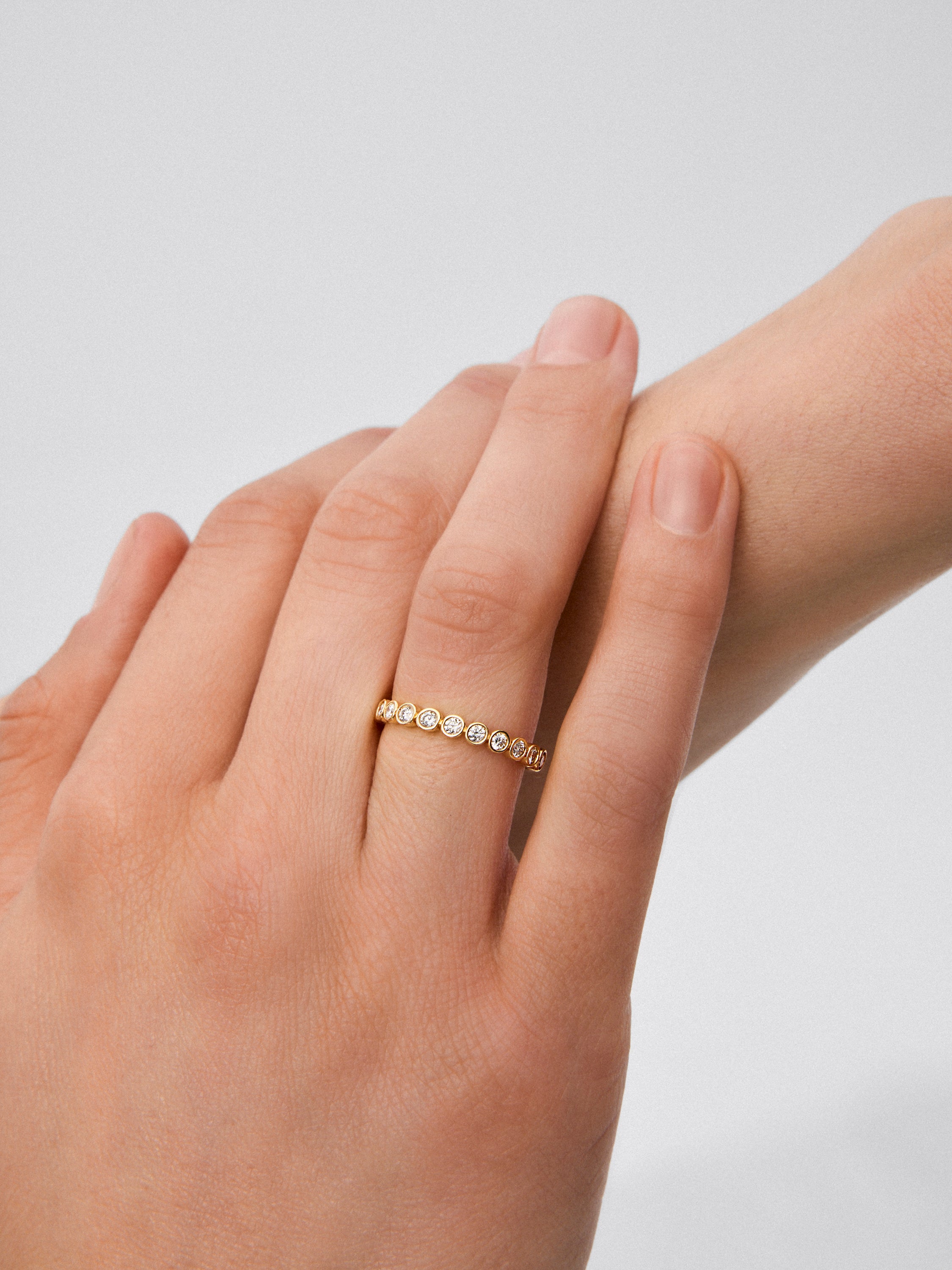 Alianza de oro amarillo de 18K con 14 diamantes blanco en talla brillante con un total de 0,4 cts