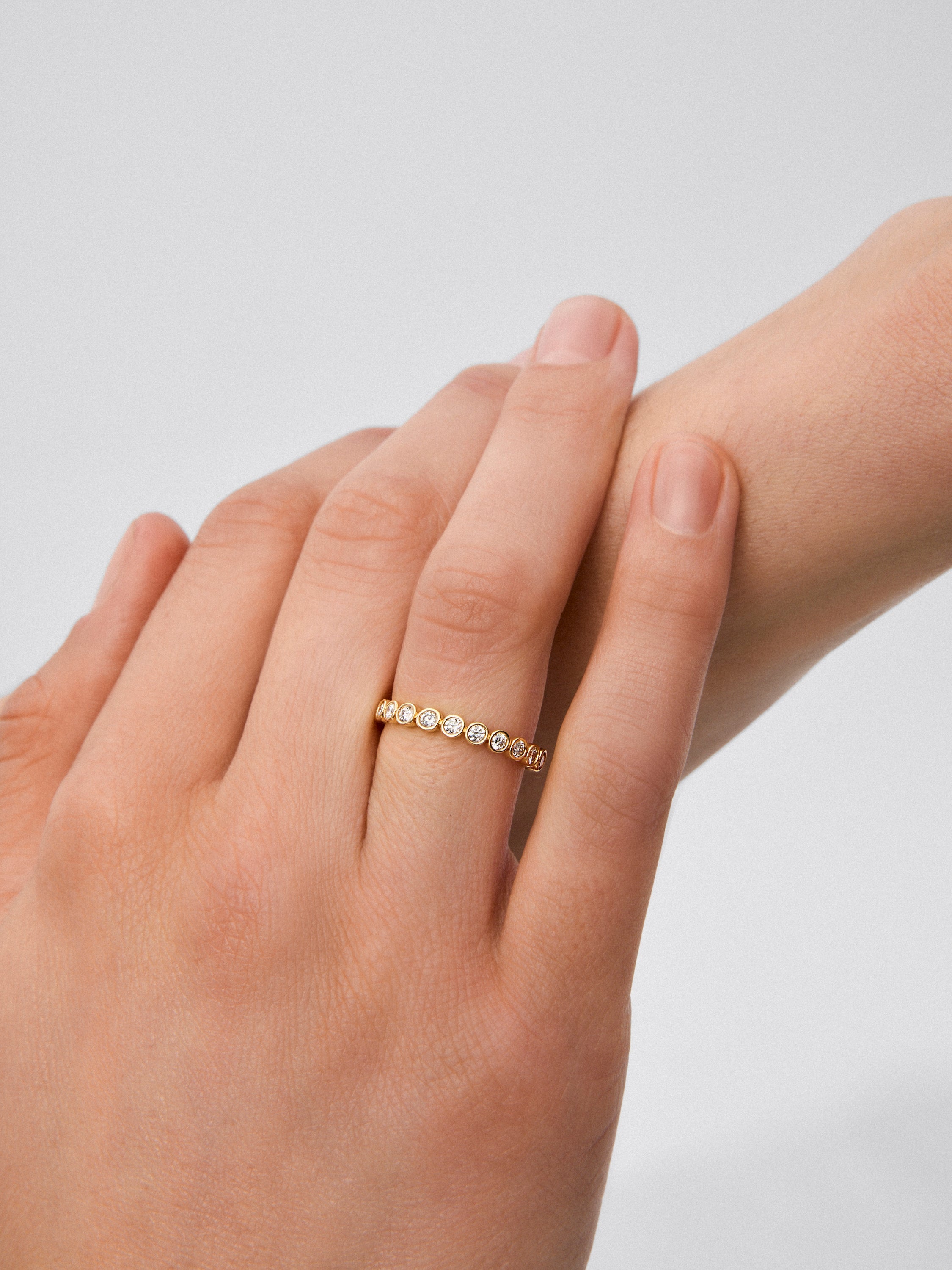 Alianza de oro amarillo de 18K con 14 diamantes blanco en talla brillante con un total de 0,4 cts