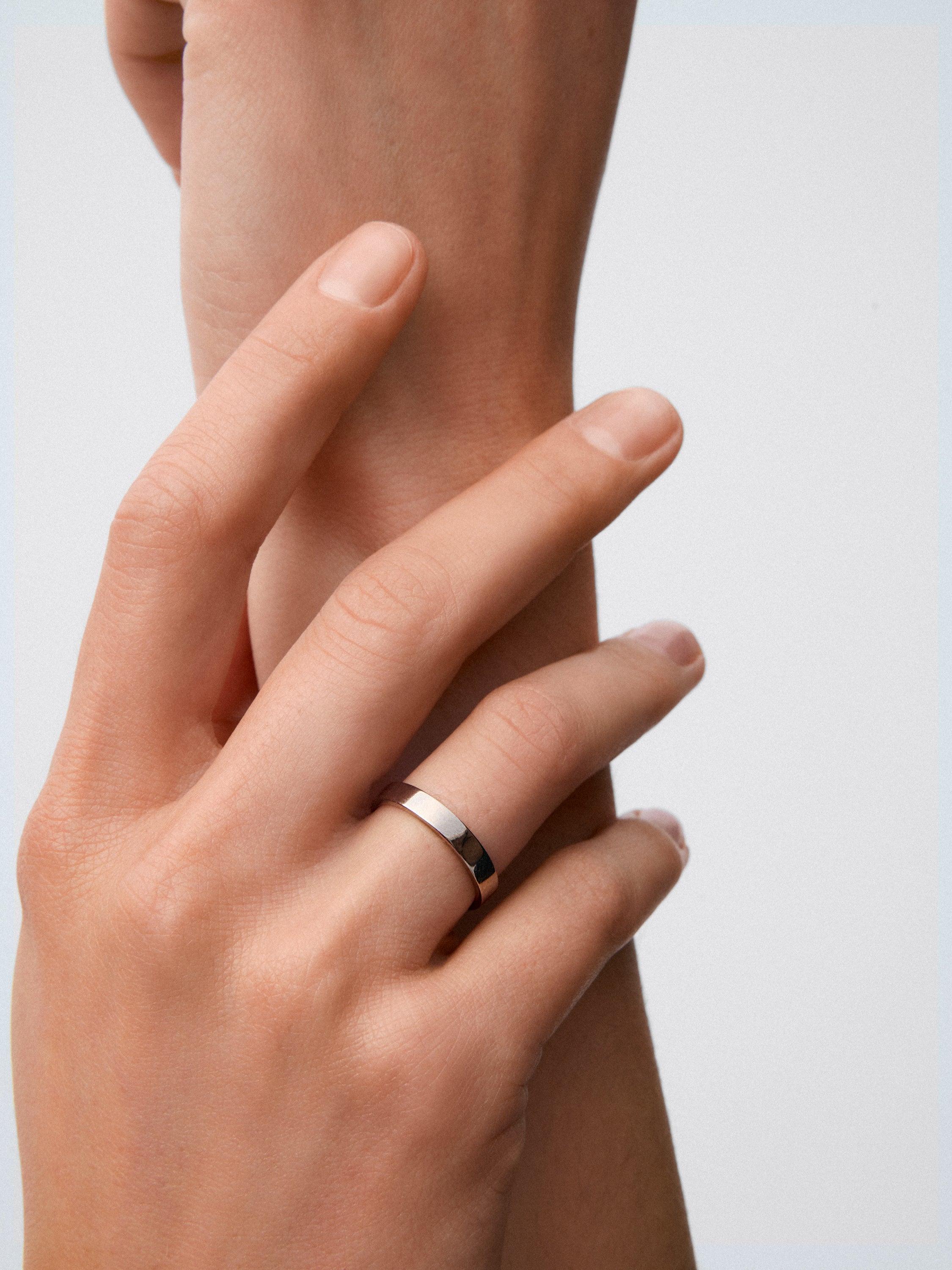 18K white gold wedding band