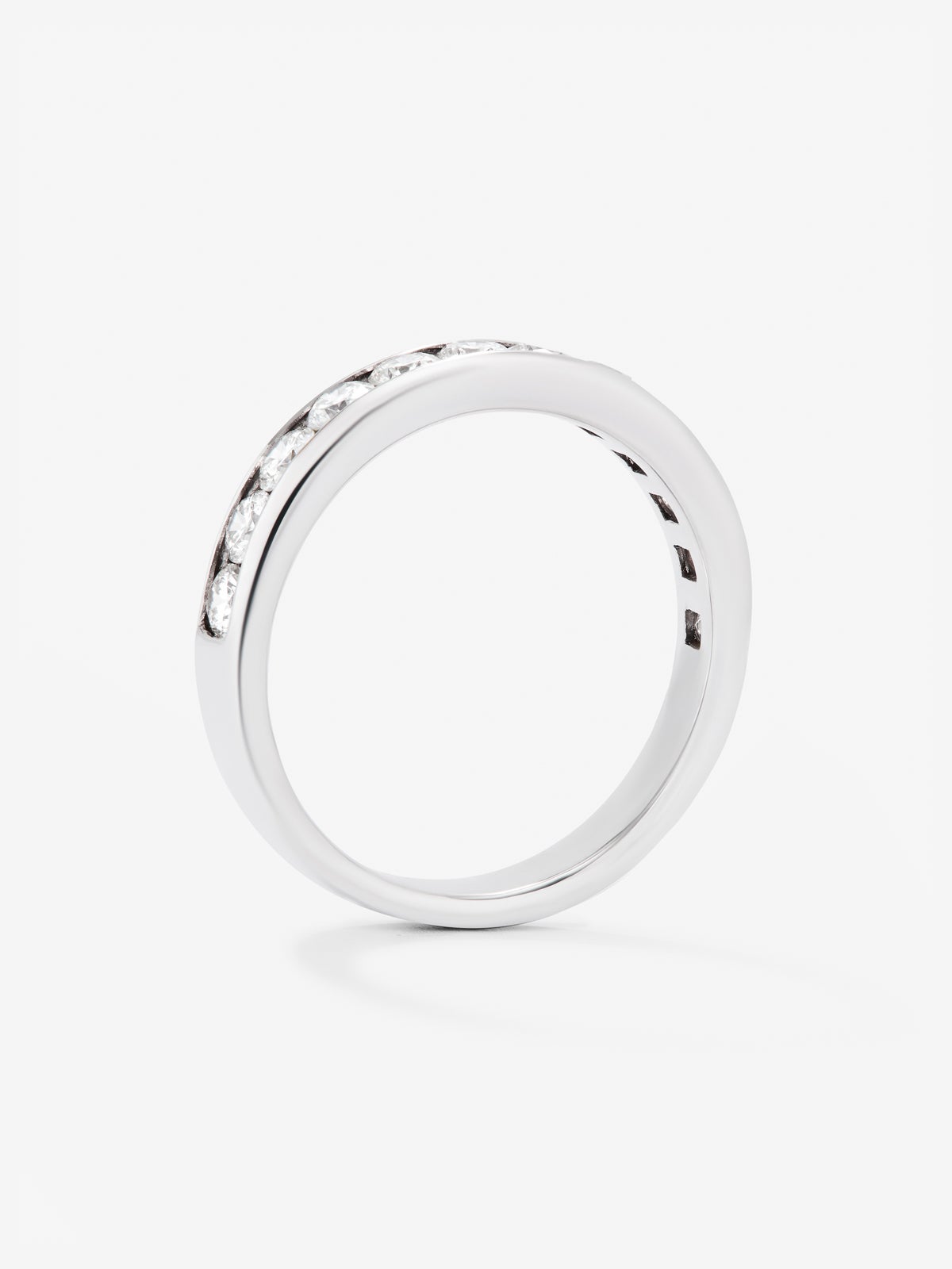 Alianza entera de oro blanco de 18K con 10 diamantes en talla brillante con un total de 1 cts