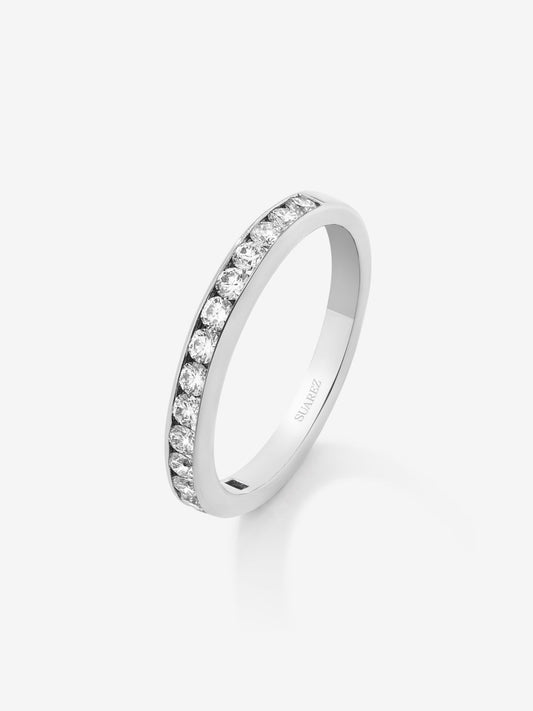 Media alianza de oro blanco de 18K con 16 diamantes en talla brillante con un total de 0,5 cts