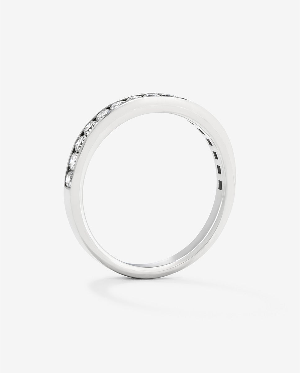 Media alianza de oro blanco de 18K con 16 diamantes en talla brillante con un total de 0,5 cts