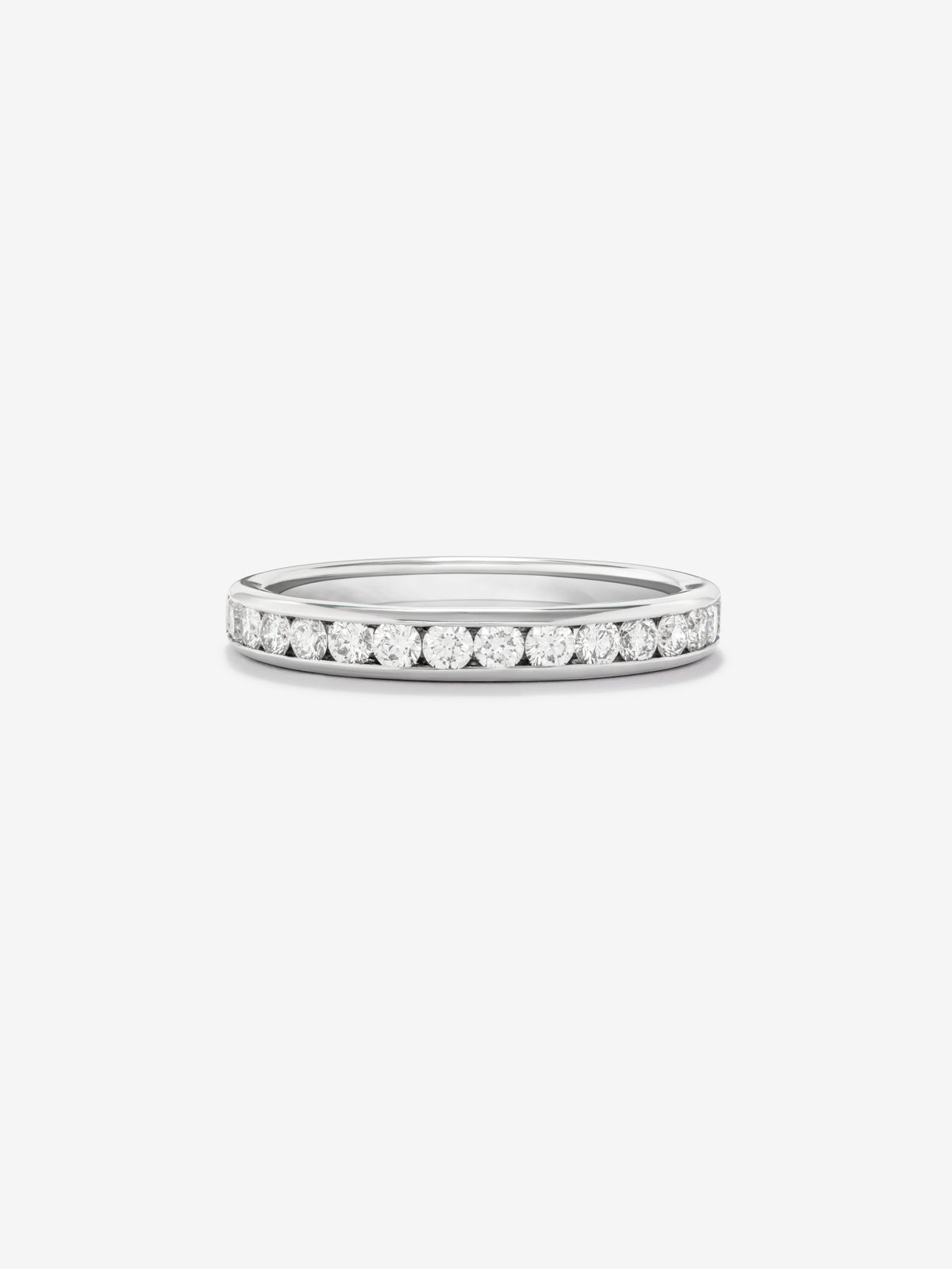 Media alianza de oro blanco de 18K con 13 diamantes en talla brillante con un total de 0,67 cts
