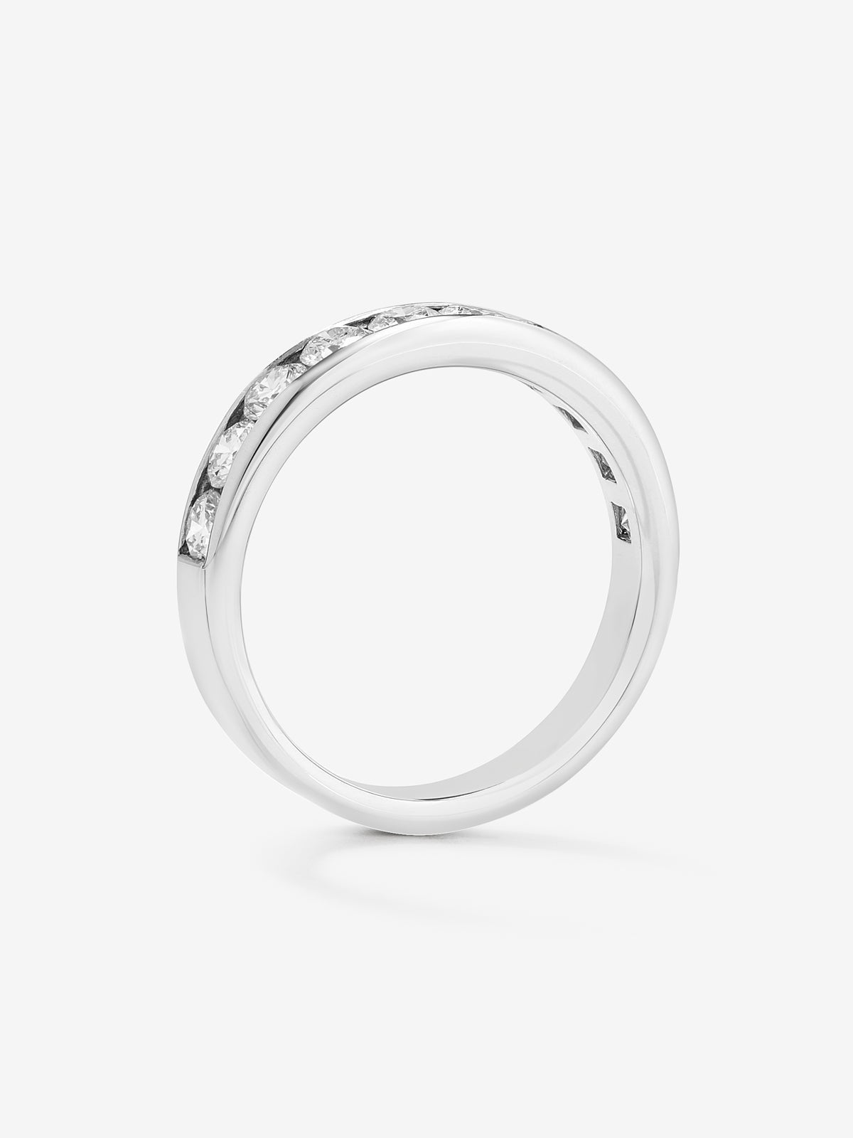 Media alianza de oro blanco de 18K con 10 diamantes en talla brillante con un total de 1,1 cts