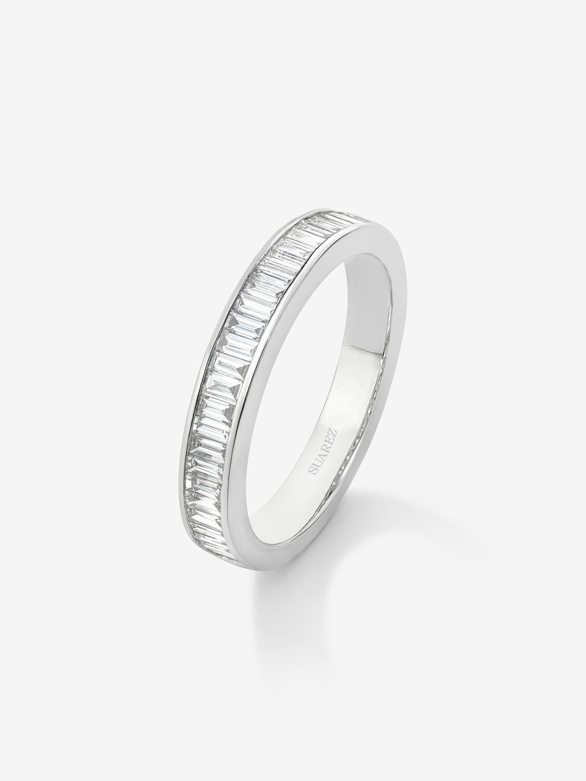 Media alianza de oro blanco de 18K con 31 diamantes en talla baguette con un total de 0,5 cts