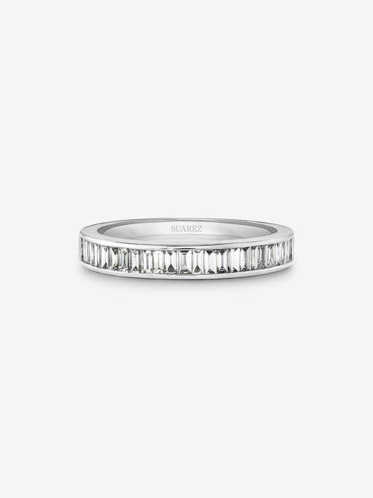 Media alianza de oro blanco de 18K con 31 diamantes en talla baguette con un total de 0,5 cts