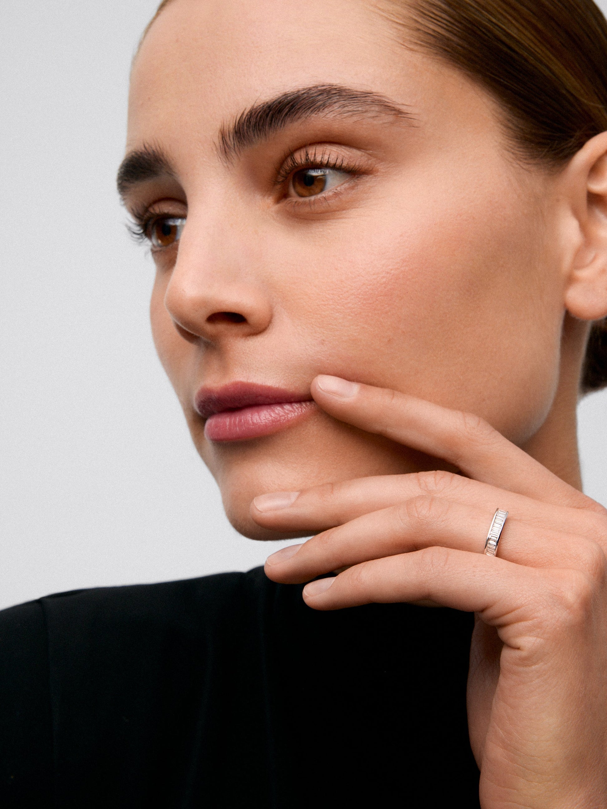 Media alianza de oro blanco de 18K con 25 diamantes en talla baguette con un total de 0,63 cts