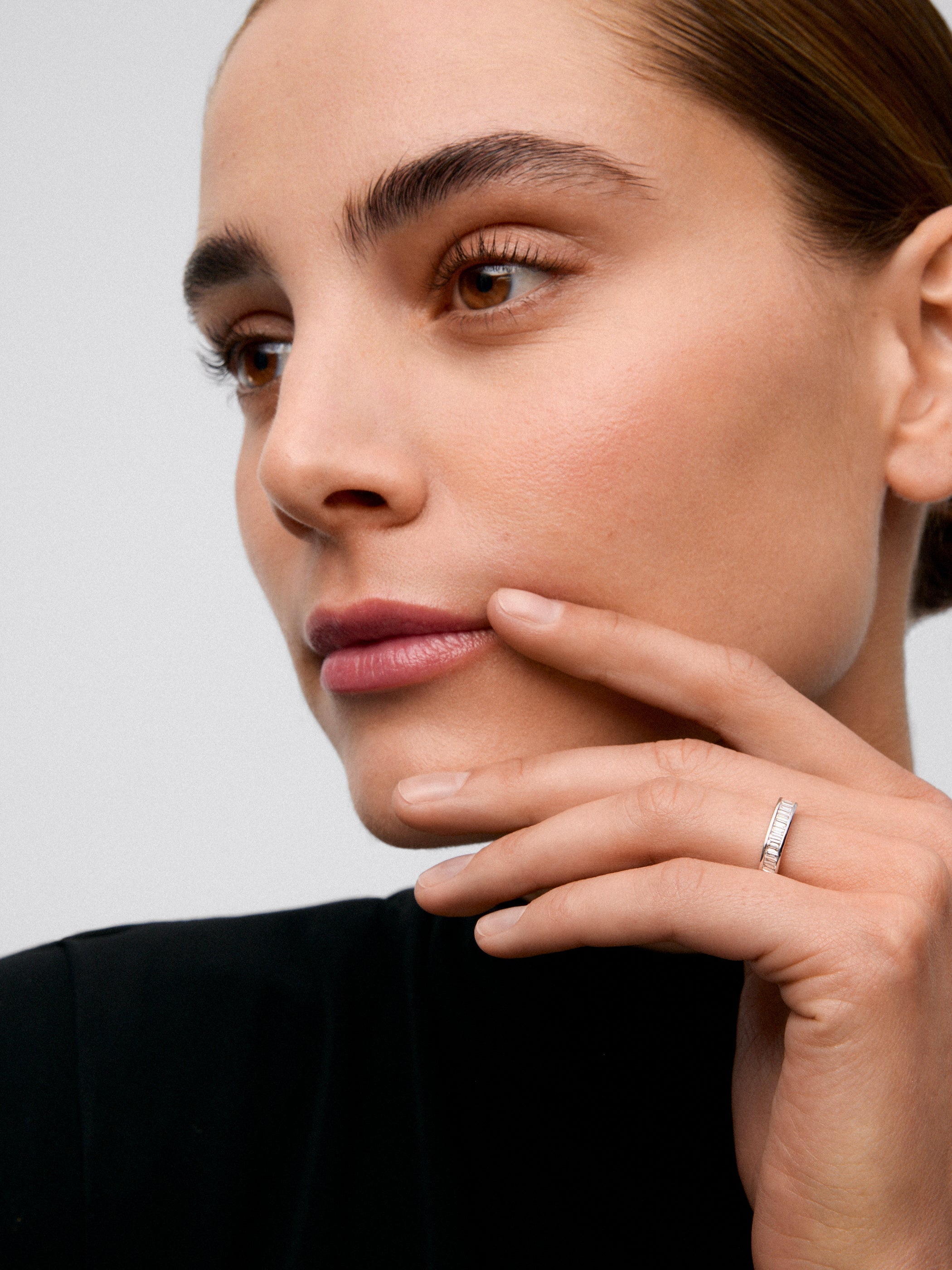 Media alianza de oro blanco de 18K con 25 diamantes en talla baguette con un total de 0,63 cts