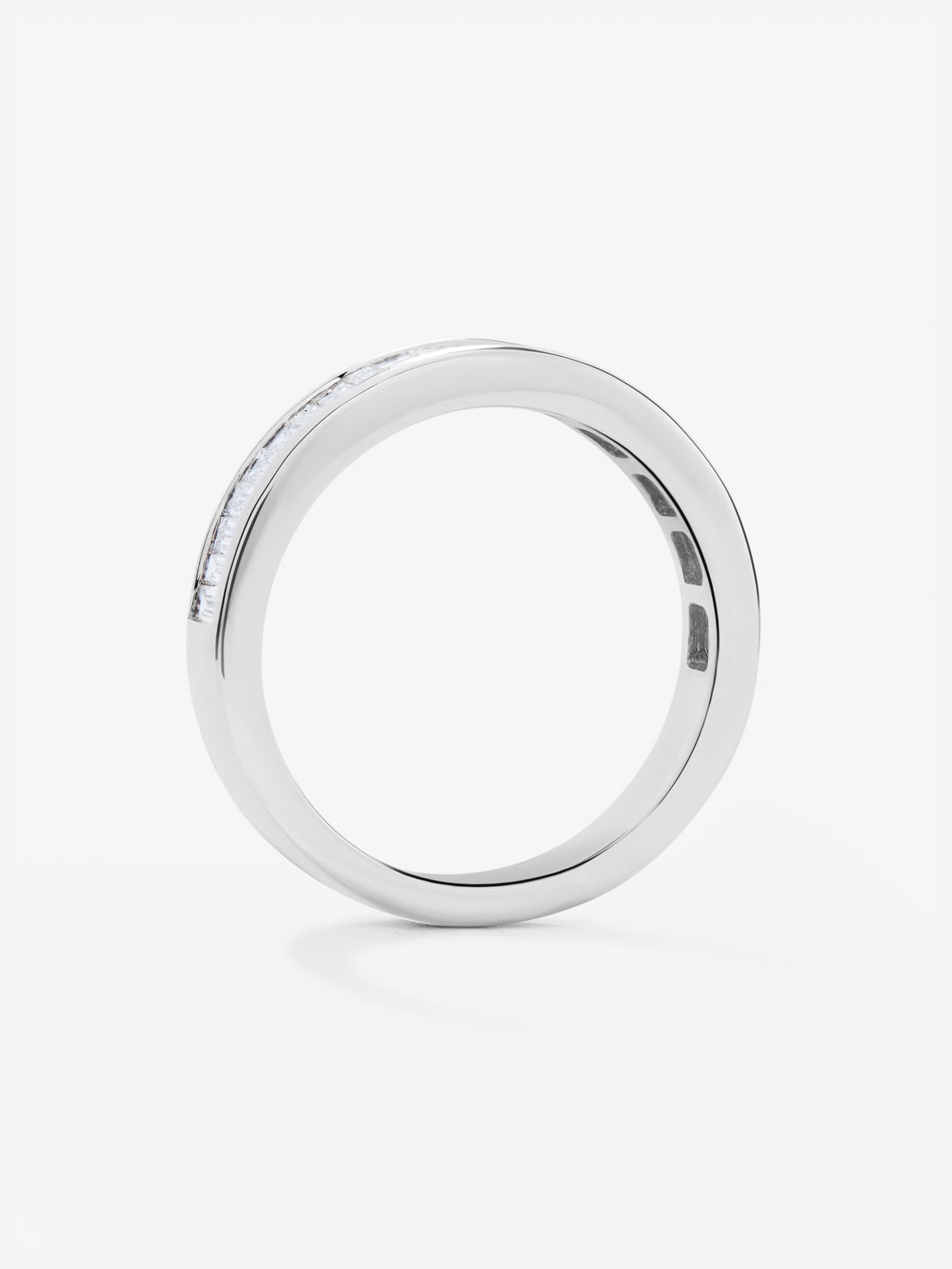 Media alianza de oro blanco de 18K con 25 diamantes en talla baguette con un total de 0,63 cts
