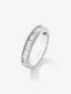 Media alianza de oro blanco de 18K con 27 diamantes en talla baguette con un total de 0,77 cts