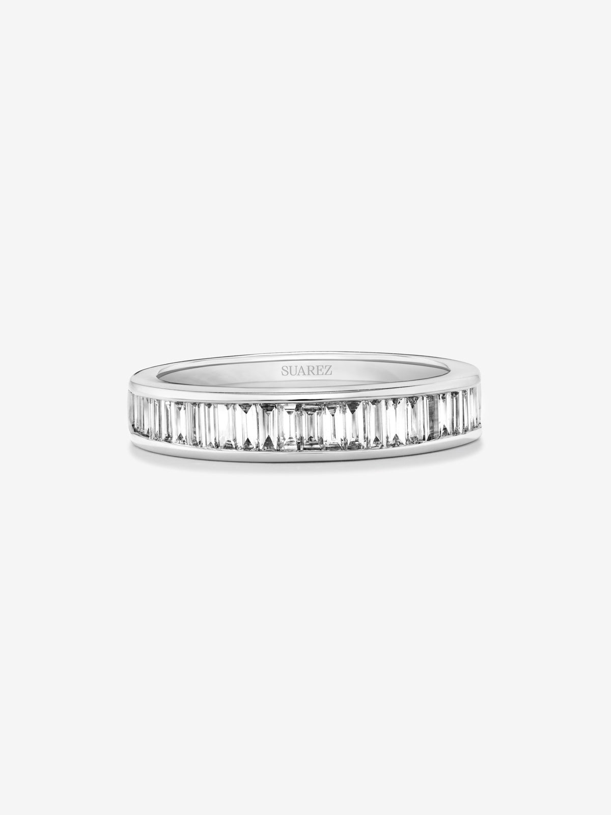 Media alianza de oro blanco de 18K con 27 diamantes en talla baguette con un total de 0,77 cts