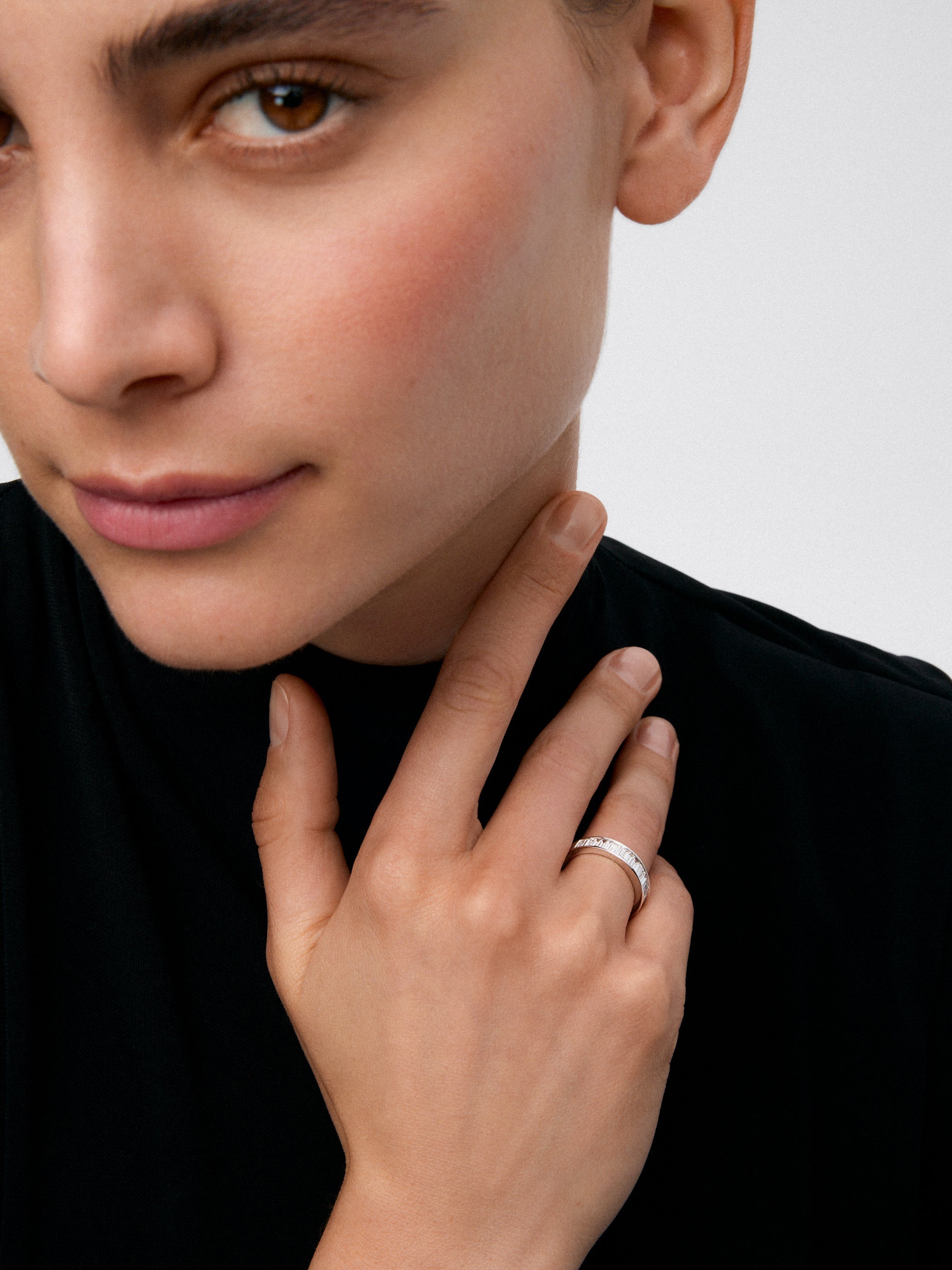 Media alianza de oro blanco de 18K con diamantes en talla baguette con un total de 1,83 cts