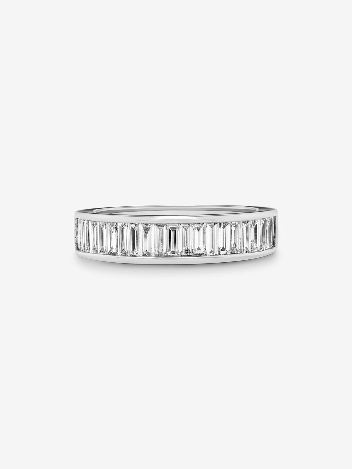 Media alianza de oro blanco de 18K con diamantes en talla baguette con un total de 1,83 cts