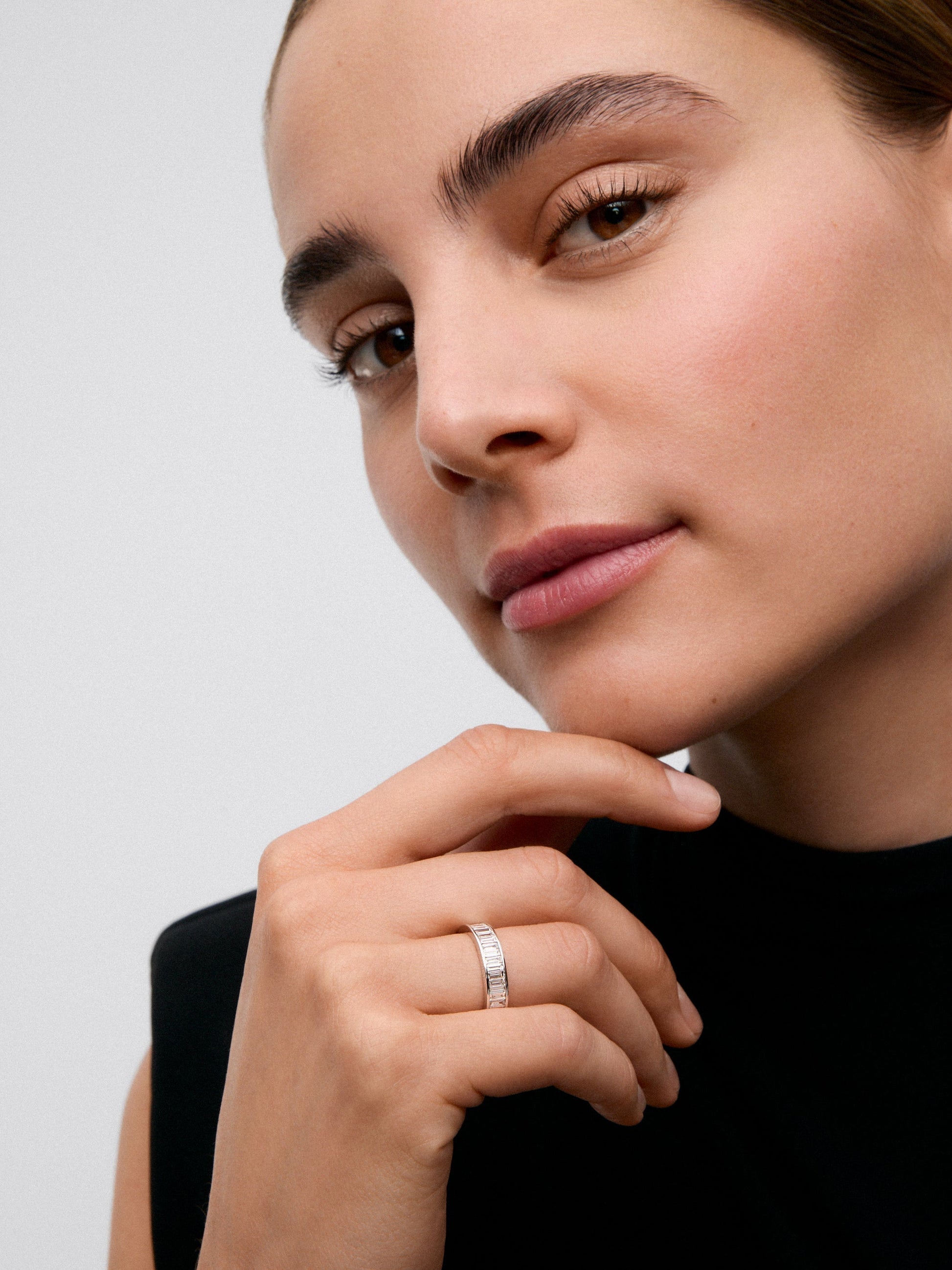 Media alianza de oro blanco de 18K con diamantes en talla baguette con un total de 1,83 cts