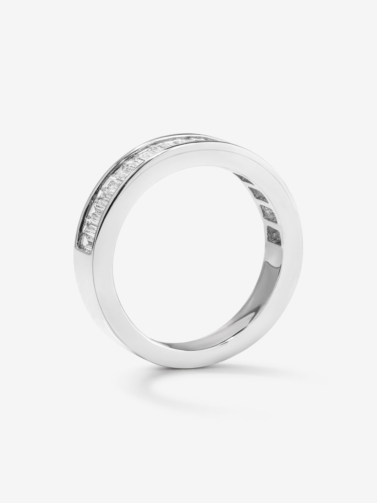 Media alianza de oro blanco de 18K con diamantes en talla baguette con un total de 1,83 cts