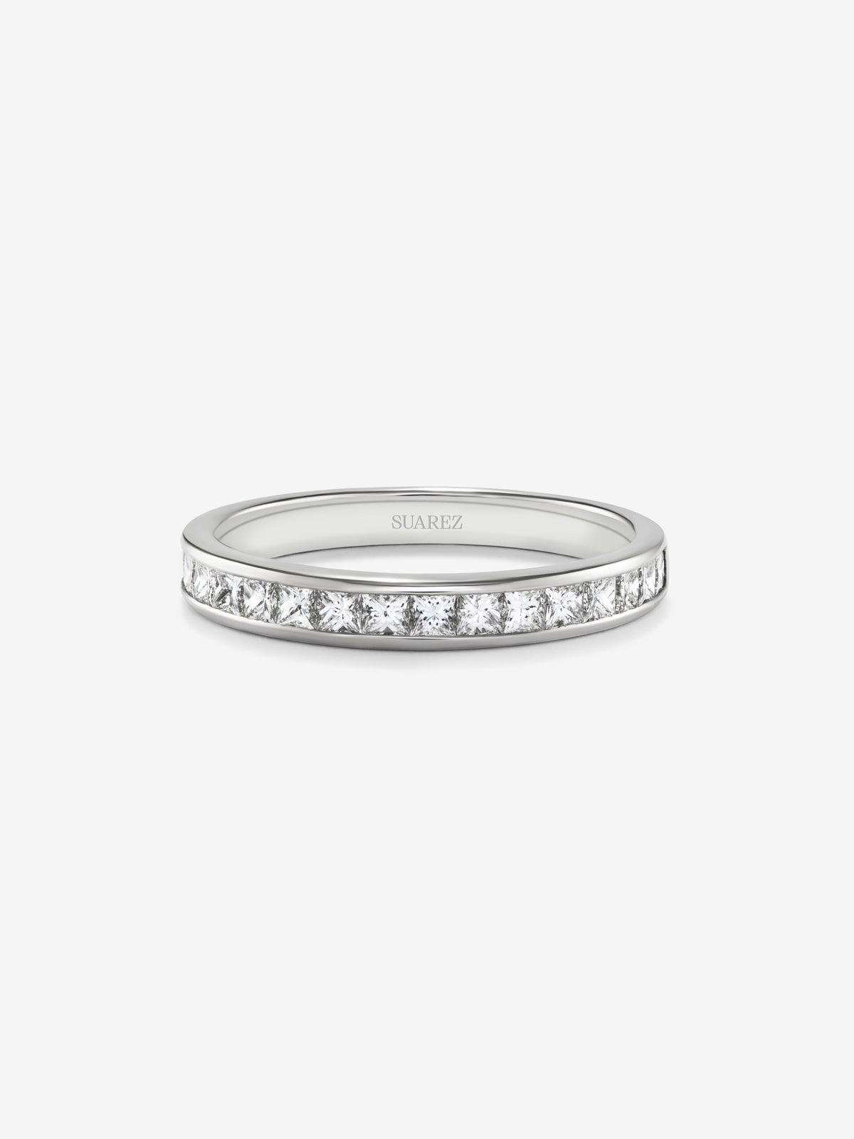 Media alianza de oro blanco de 18K con 20 diamantes en talla princesa con un total de 0,62 cts