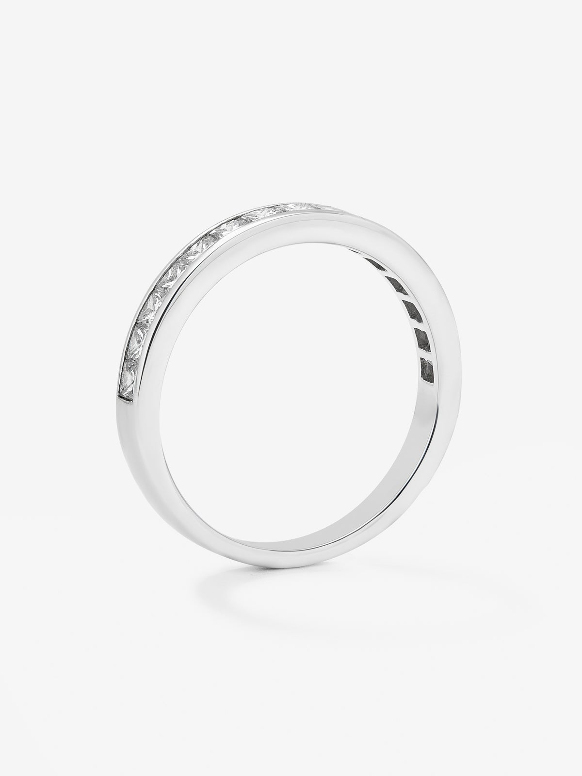 Anillo alianza media de compromiso de oro blanco de 18K con diamantes en talla princesa en carril 0,70ct