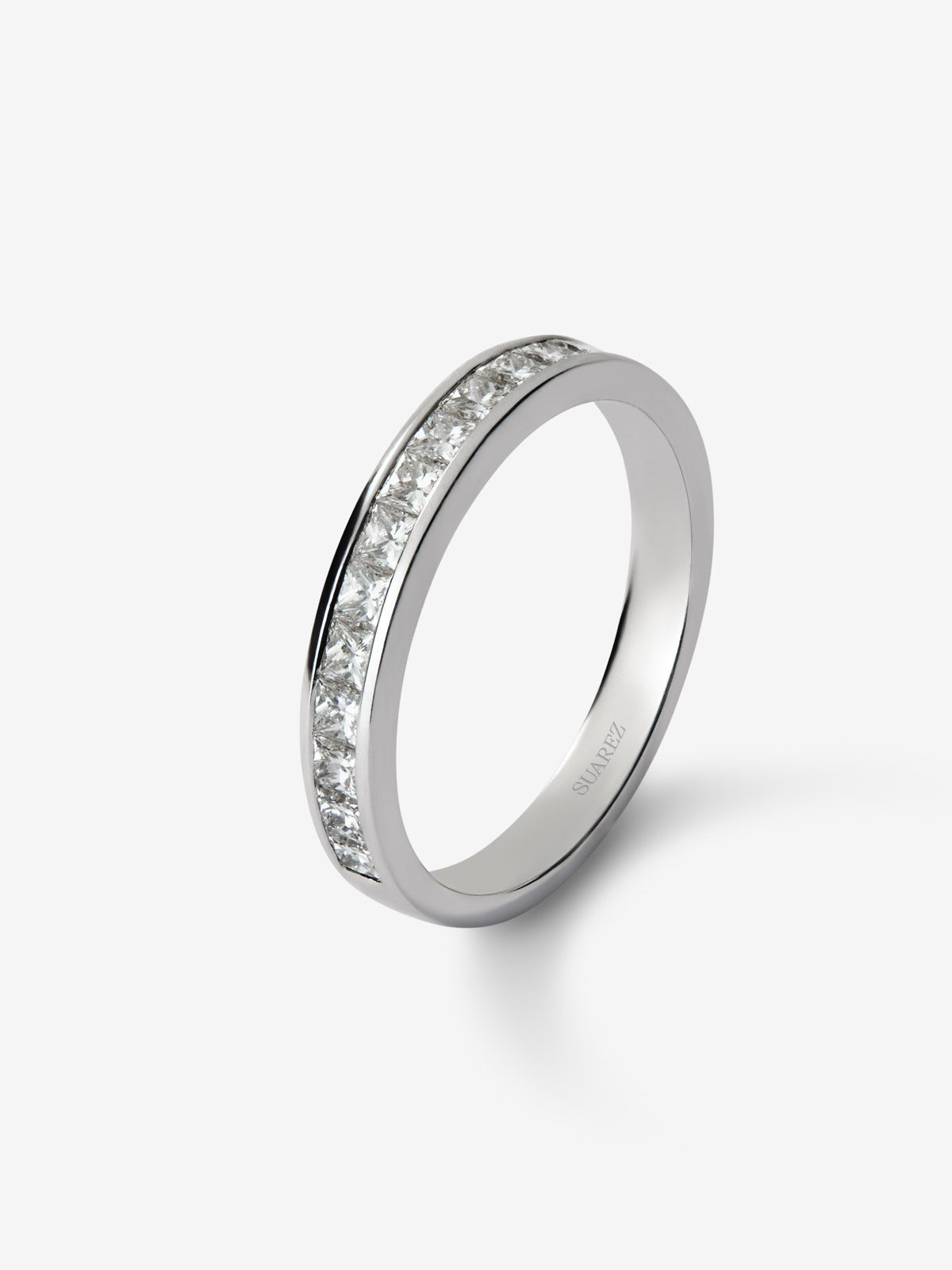 Media alianza de oro blanco de 18K con 14 diamantes en talla princesa con un total de 0,7 cts