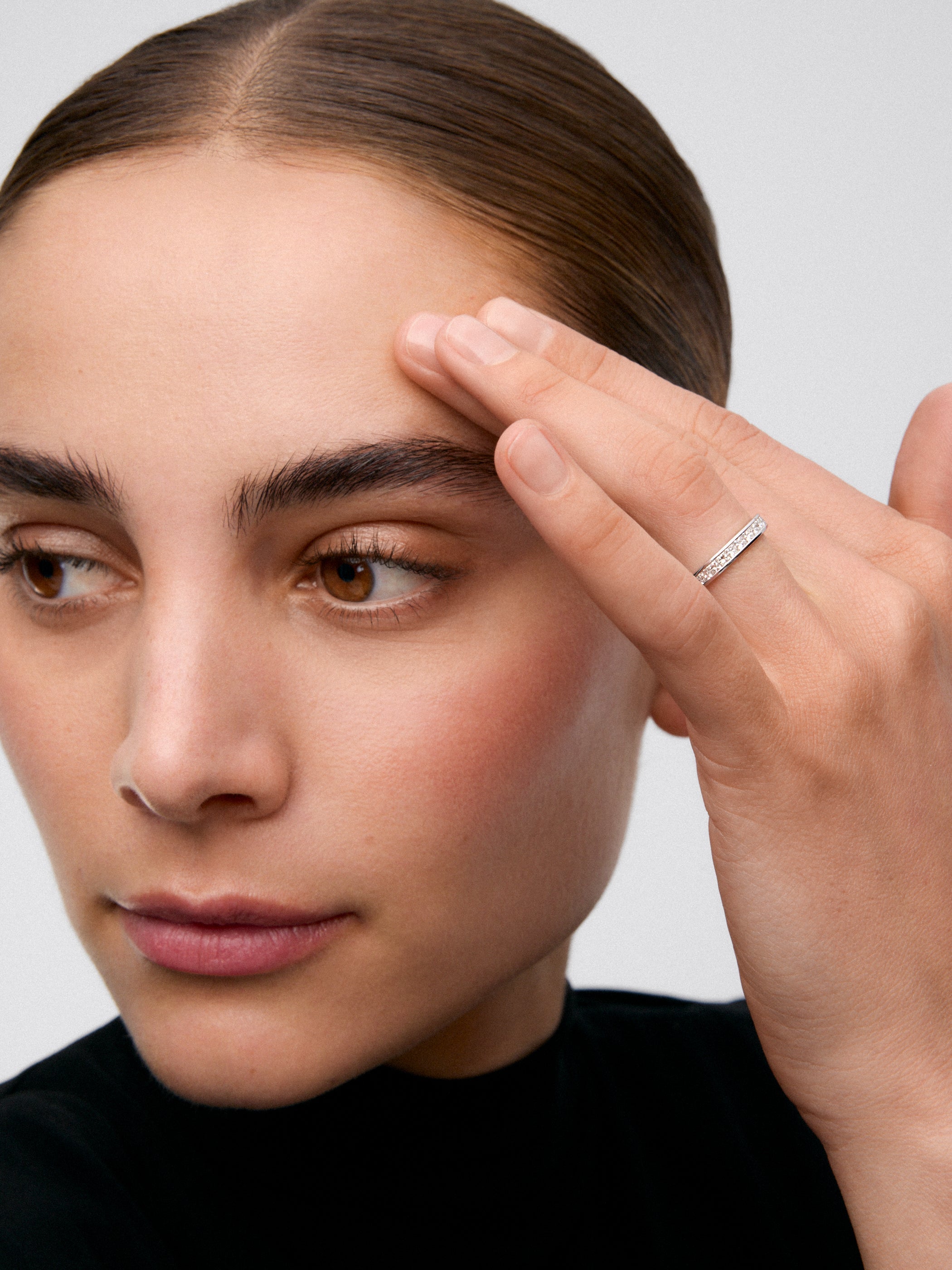 Media alianza de oro blanco de 18K con 14 diamantes en talla princesa con un total de 0,7 cts