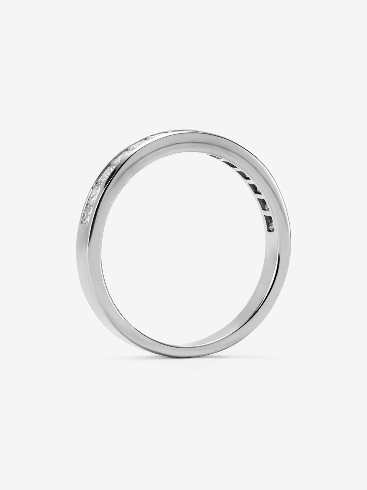 Media alianza de oro blanco de 18K con 14 diamantes en talla princesa con un total de 0,7 cts