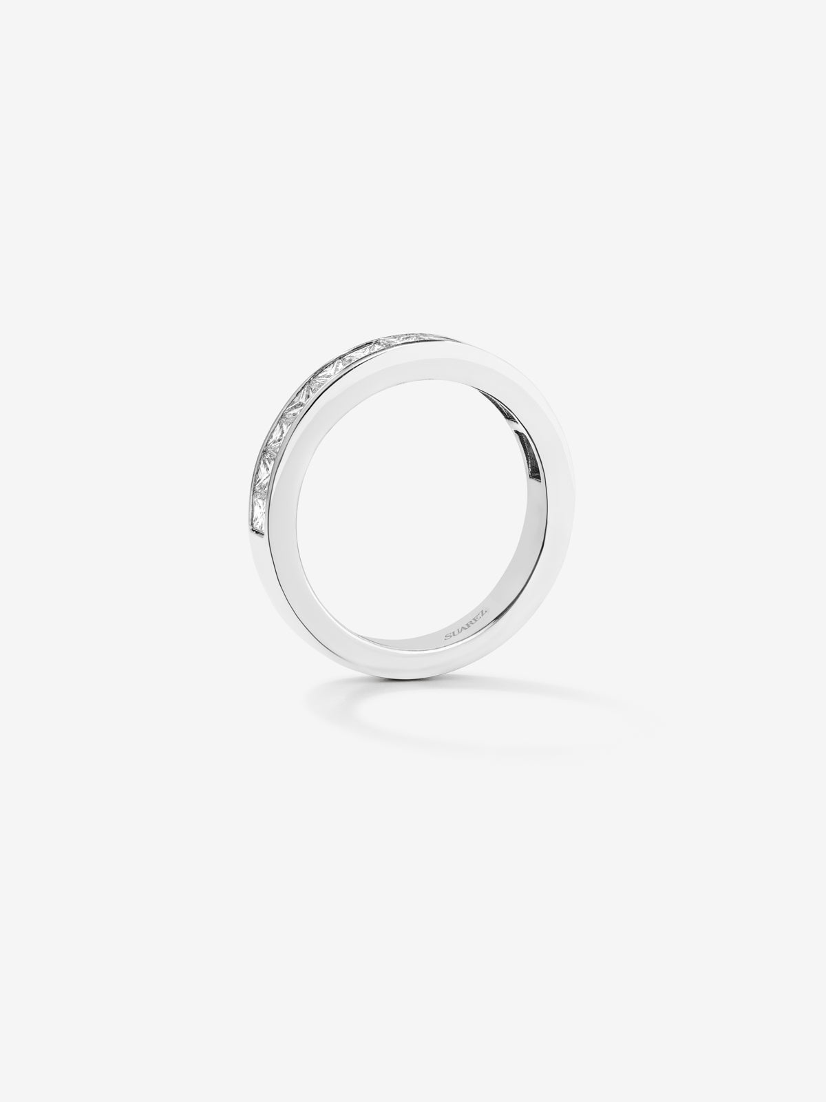 Media alianza de oro blanco de 18K con 13 diamantes en talla princesa con un total de 1,16 cts