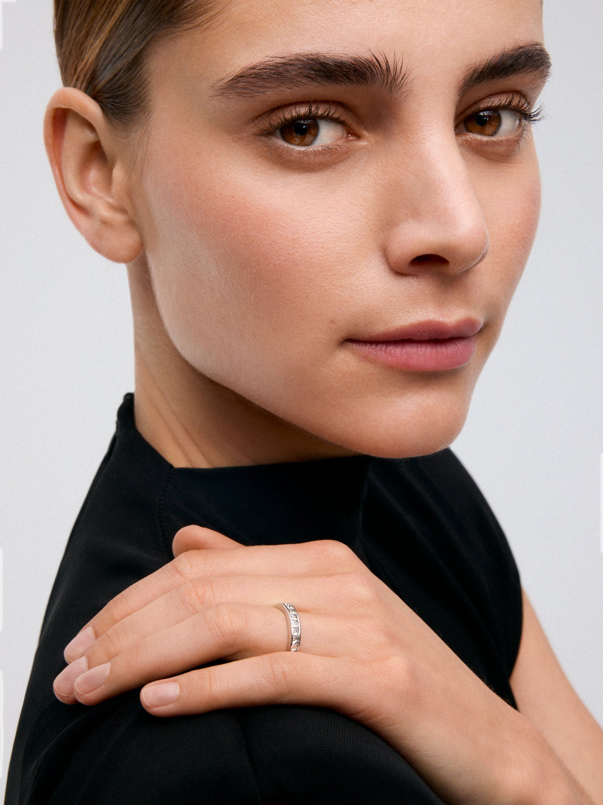 Media alianza de oro blanco de 18K con 13 diamantes en talla princesa con un total de 0,98 cts