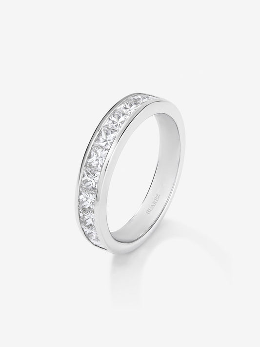 Media alianza de oro blanco de 18K con 11 diamantes en talla princesa con un total de 1,28 cts