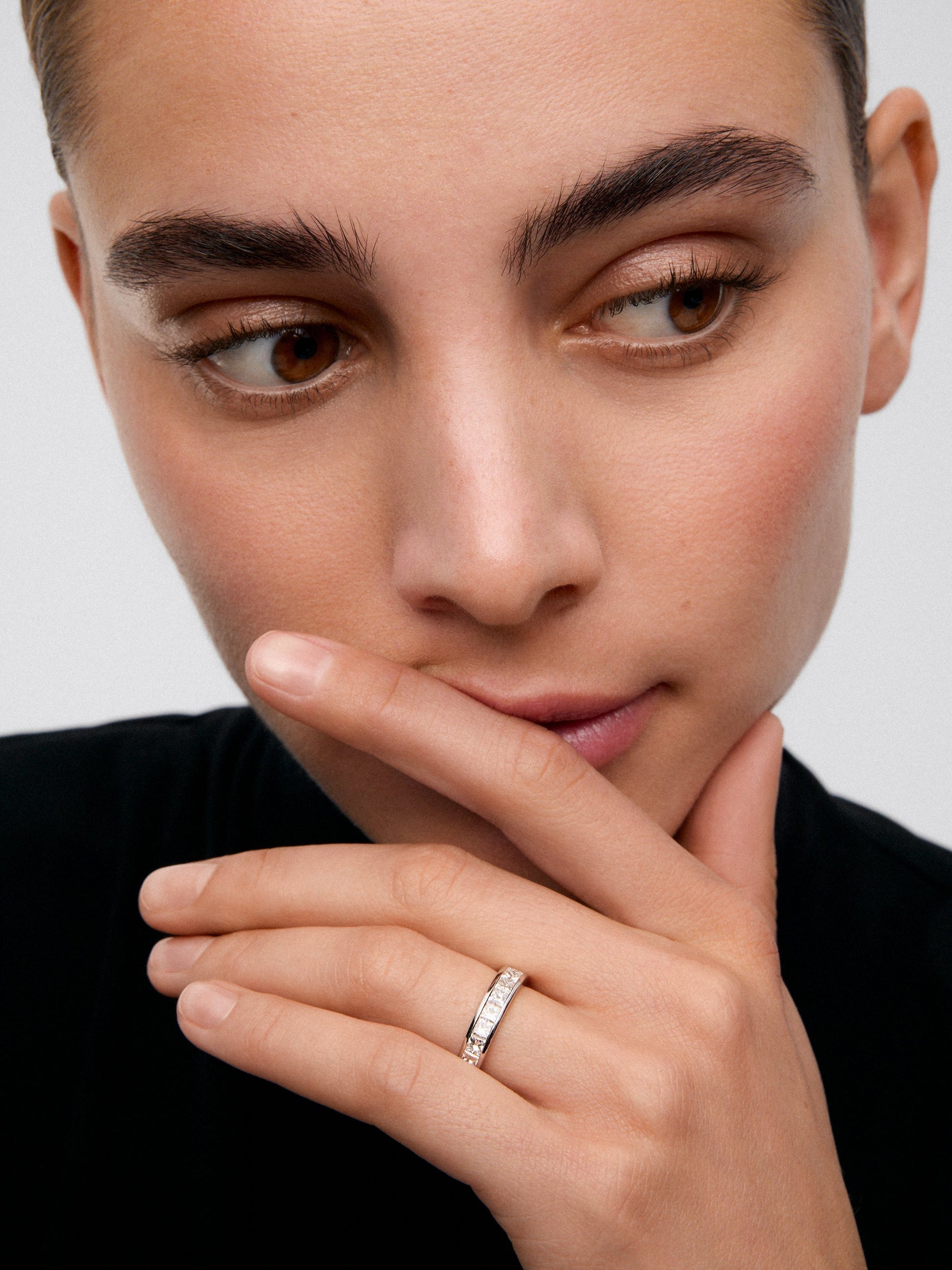 Media alianza de oro blanco de 18K con 11 diamantes en talla princesa con un total de 1,28 cts