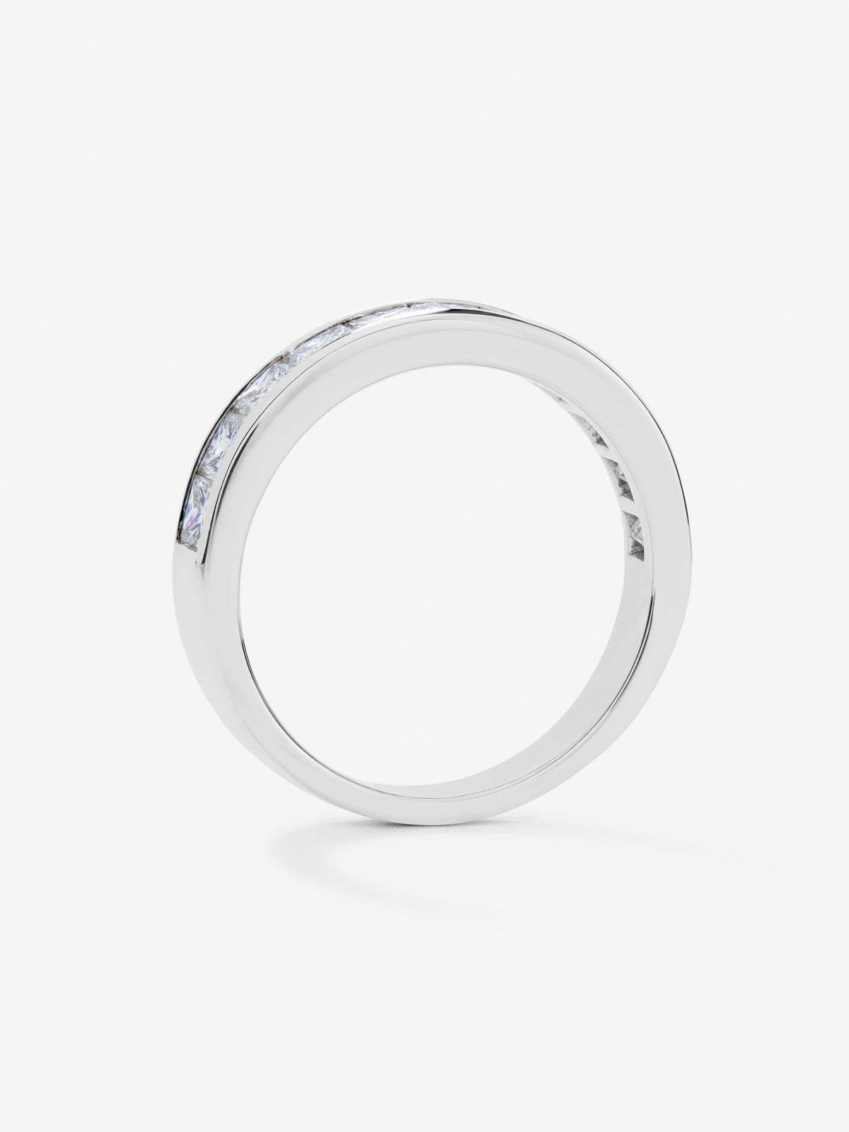 Media alianza de oro blanco de 18K con 11 diamantes en talla princesa con un total de 1,28 cts