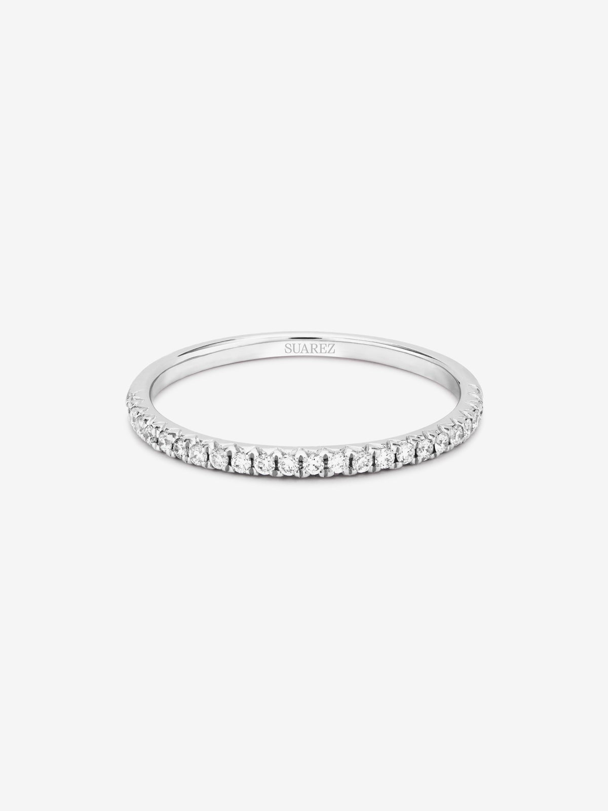 Media alianza de oro blanco de 18K con 23 diamantes en talla brillante con un total de 0,15 cts