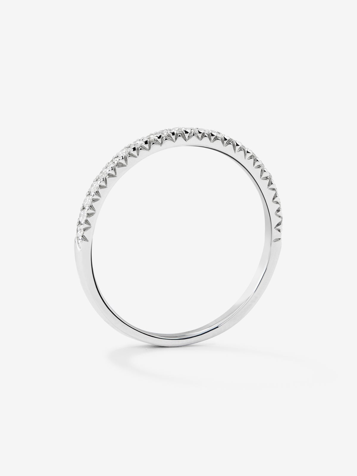 Media alianza de oro blanco de 18K con 23 diamantes en talla brillante con un total de 0,15 cts