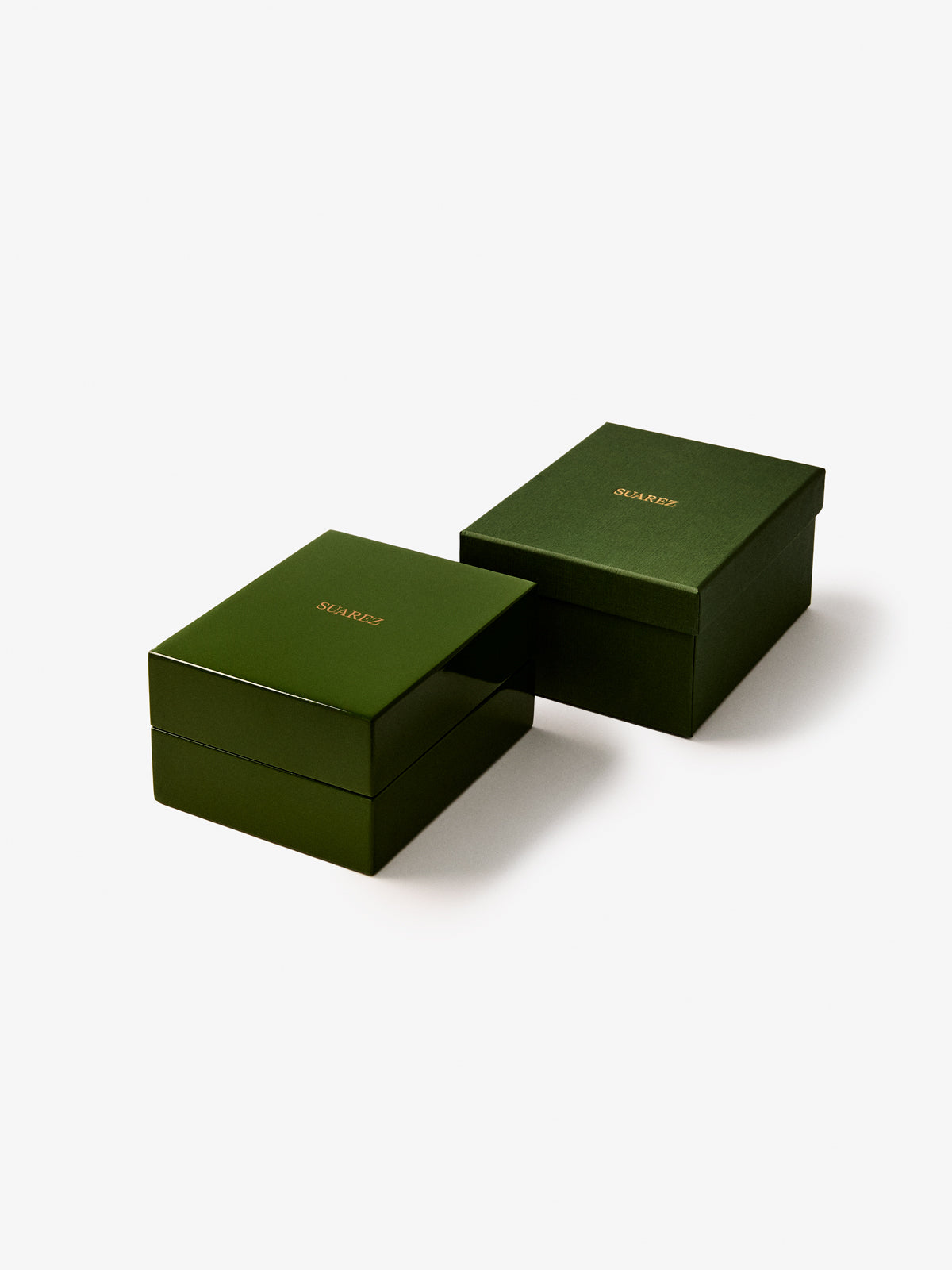 Broche de oro amarillo de 18K con 6 diamantes en talla brillante con un total de 0,36 cts y forma de rama de arce