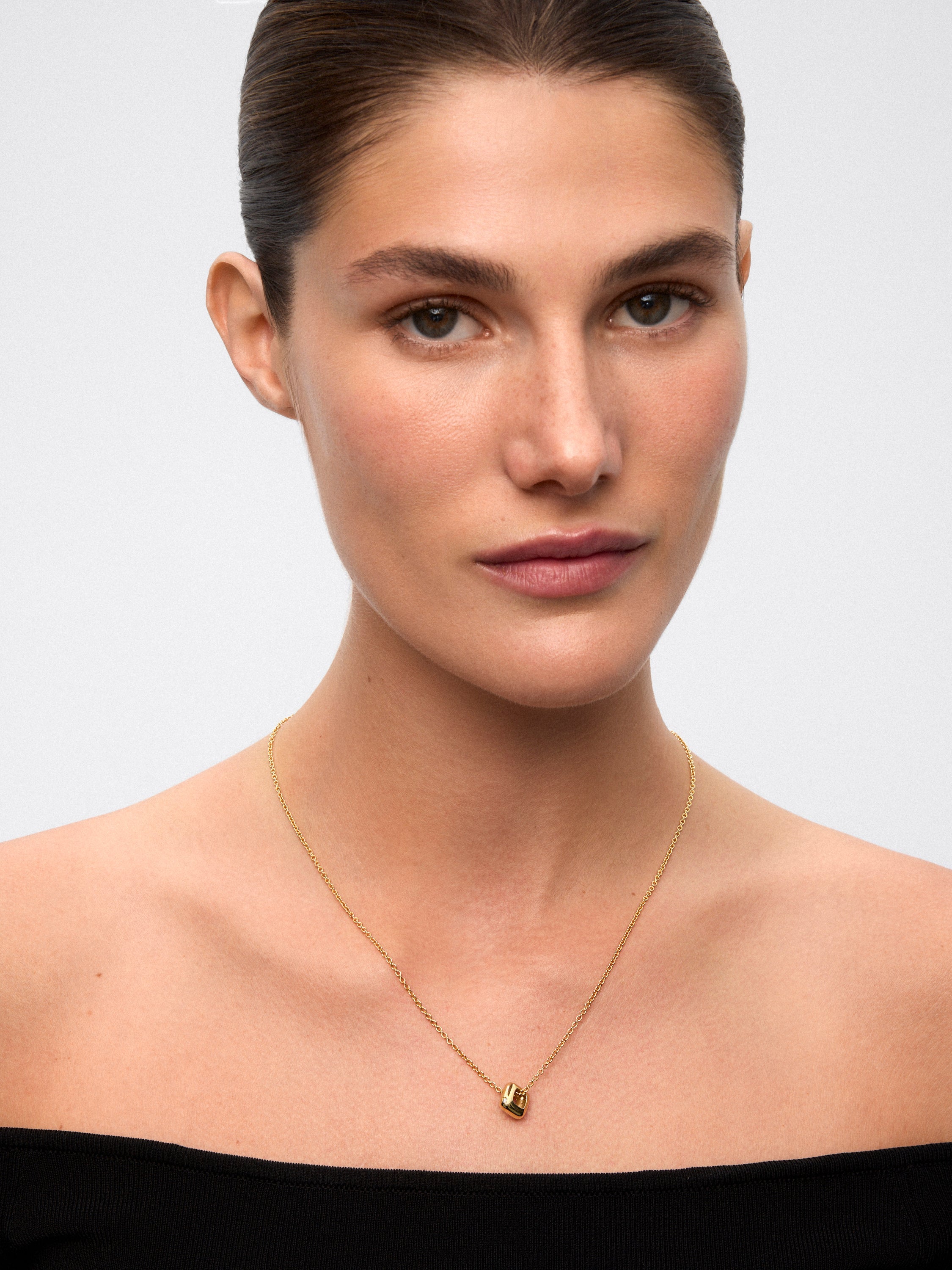 Charm de oro amarillo de 18K con 2 diamantes en talla brillante con un total de 0,03 cts