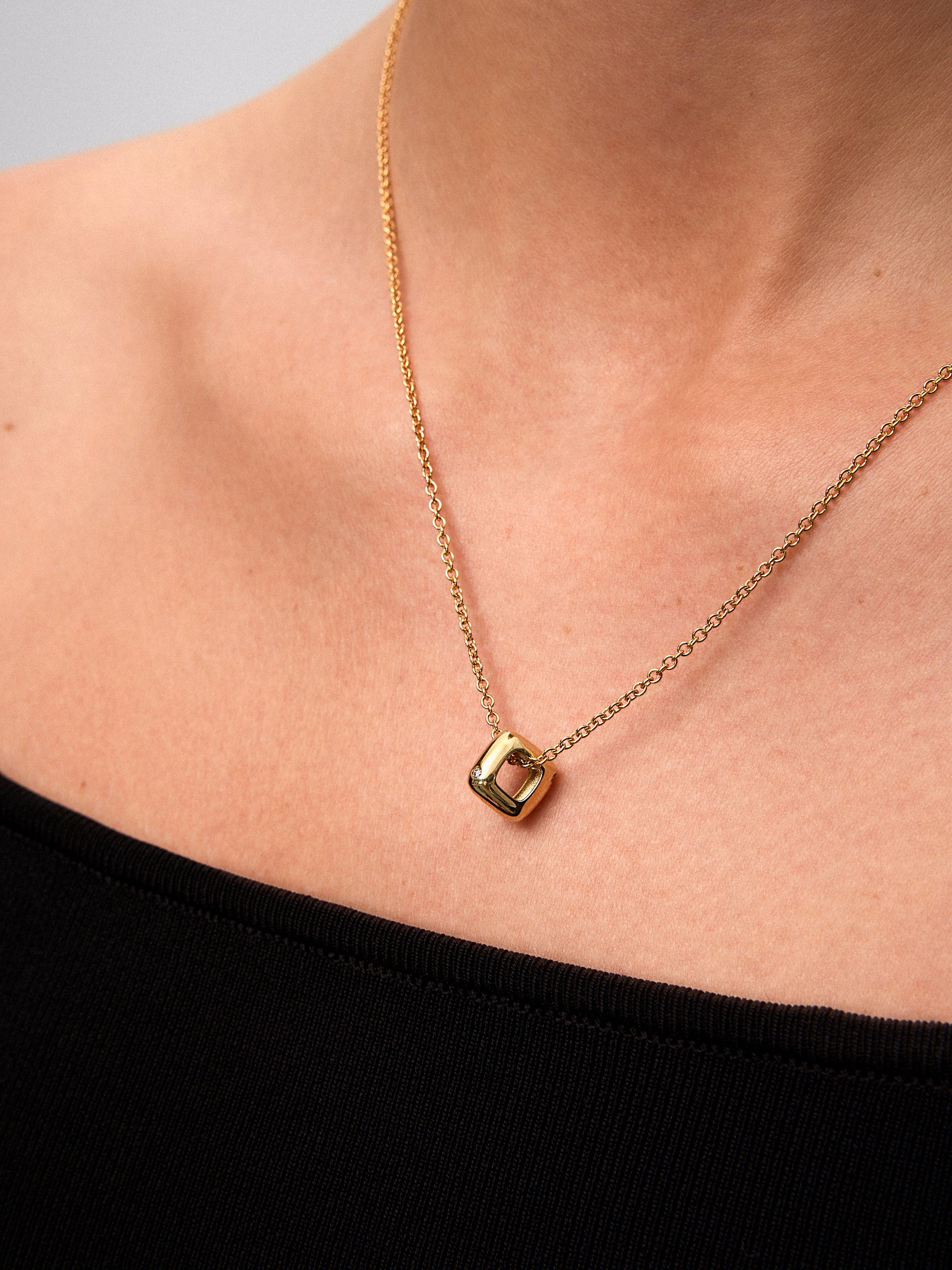 Charm de oro amarillo de 18K con 2 diamantes en talla brillante con un total de 0,03 cts