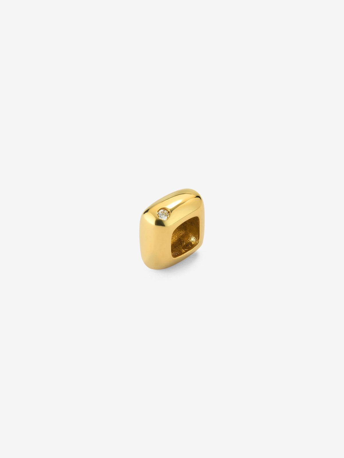Charm de oro amarillo de 18K con 2 diamantes en talla brillante con un total de 0,03 cts