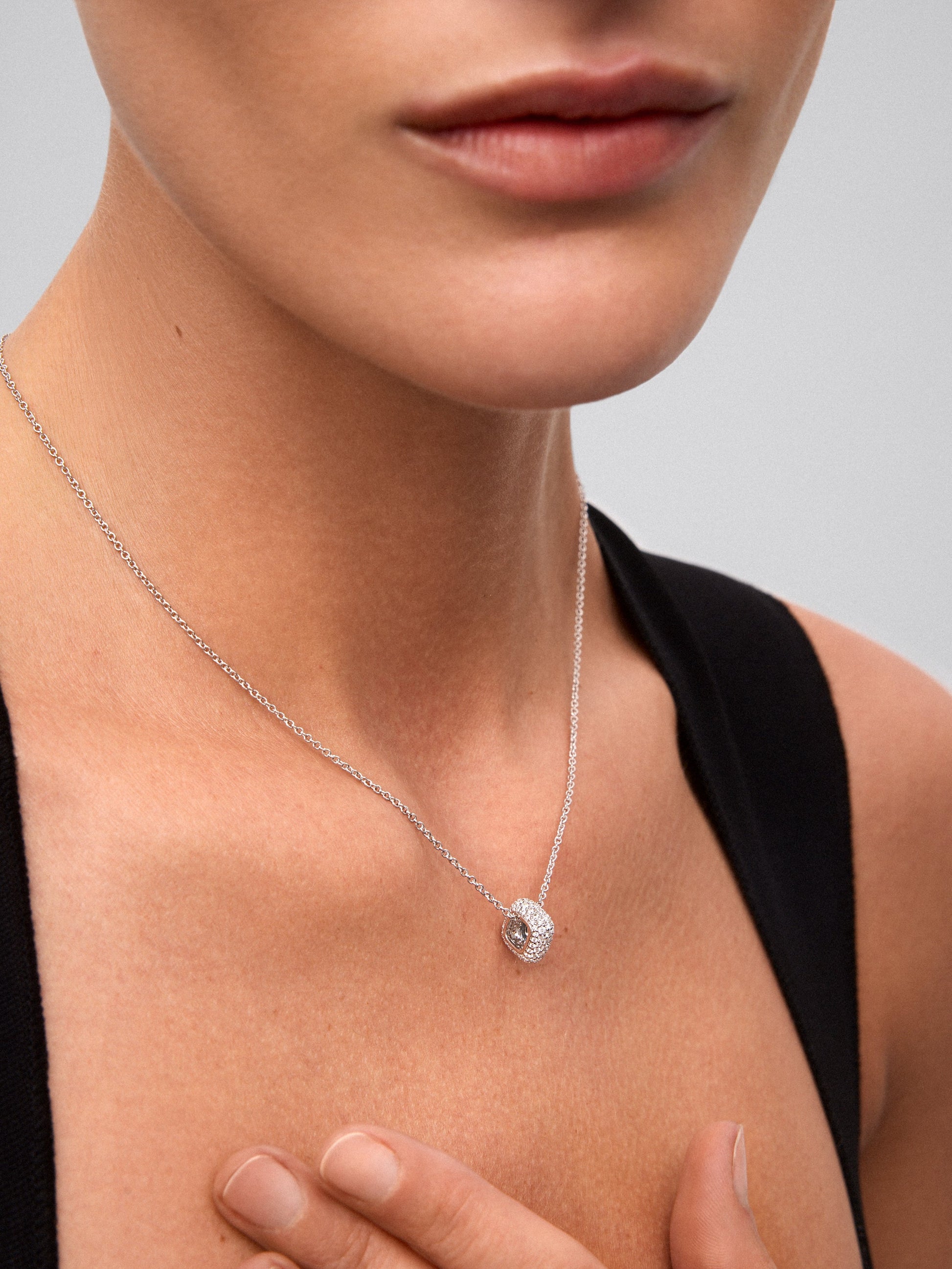 Charm de oro blanco de 18K con pavé de diamantes en talla brillante con un total de 0,86 cts