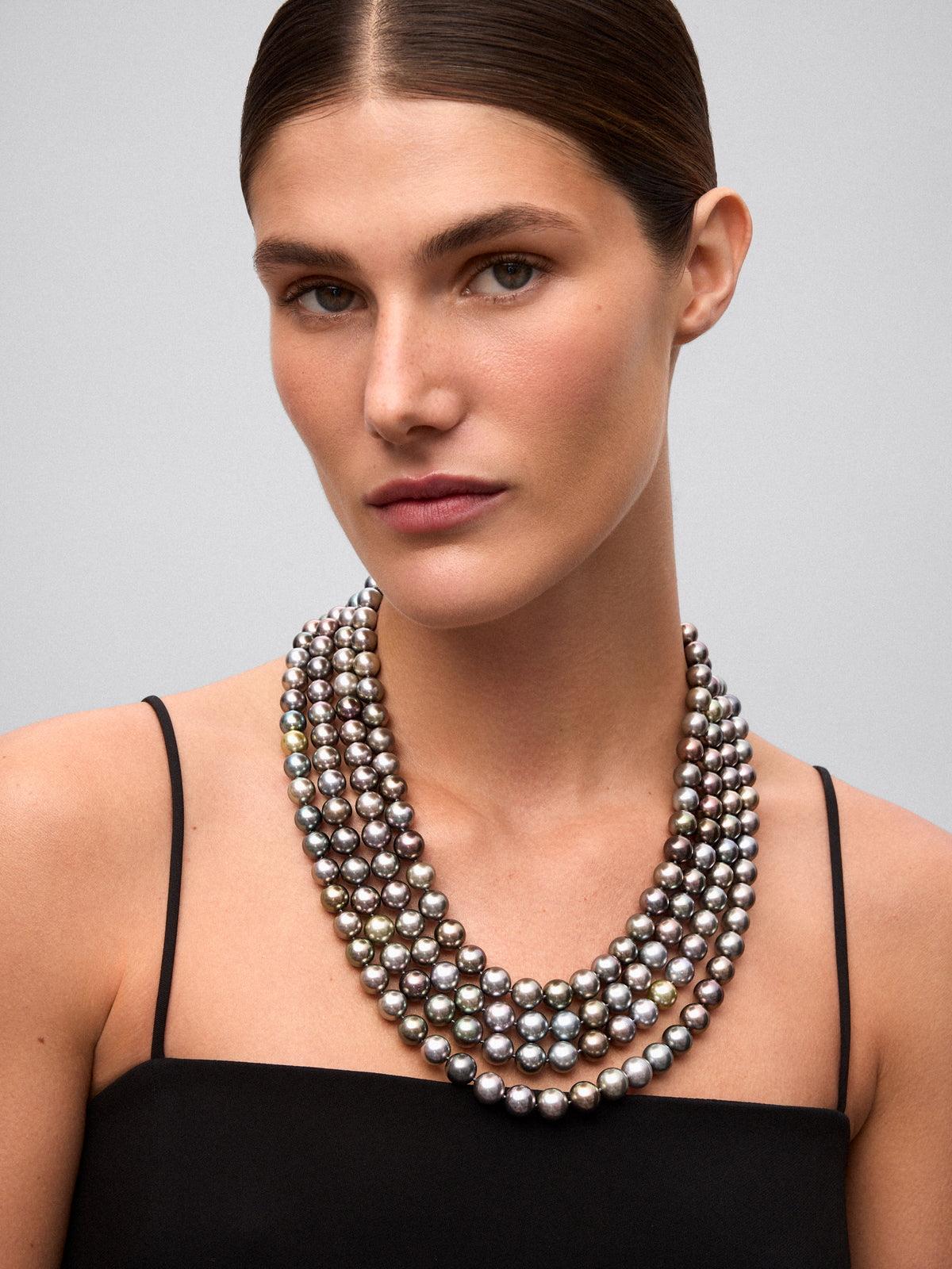 Collar cuádruple de perlas tahitianas con cierre de oro blanco de 18K