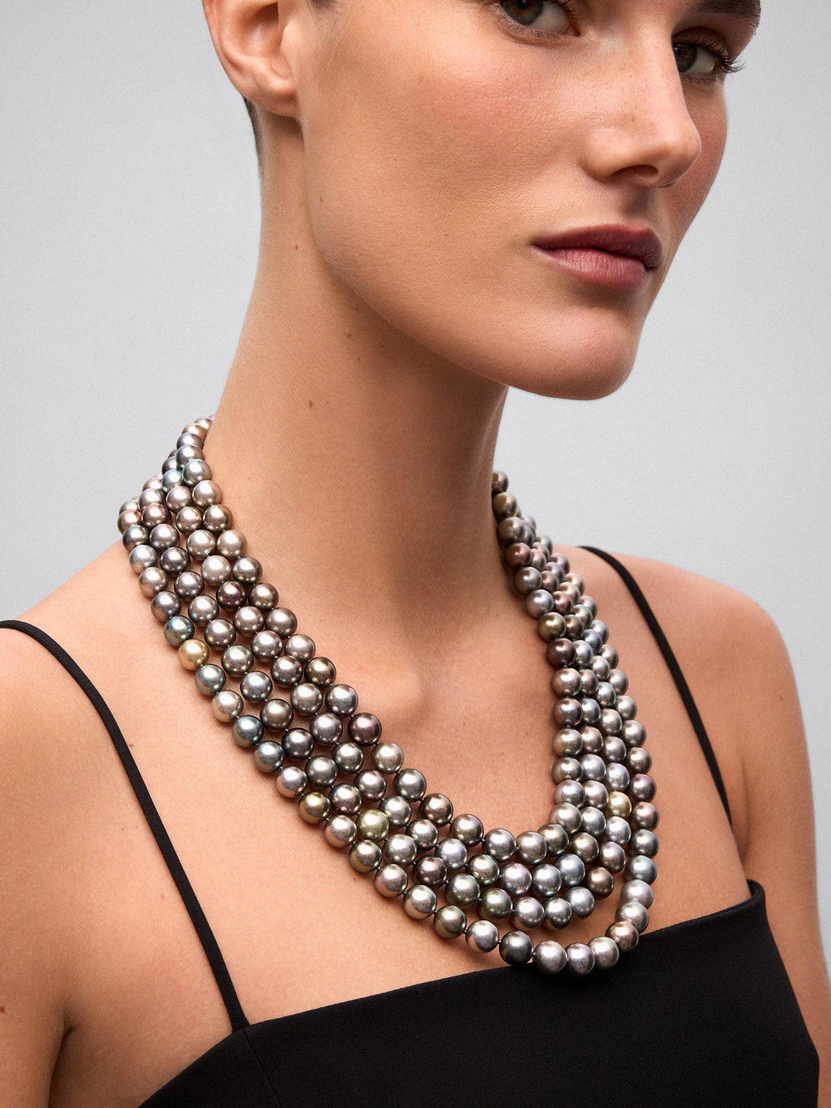 Collar cuádruple de perlas tahitianas con cierre de oro blanco de 18K