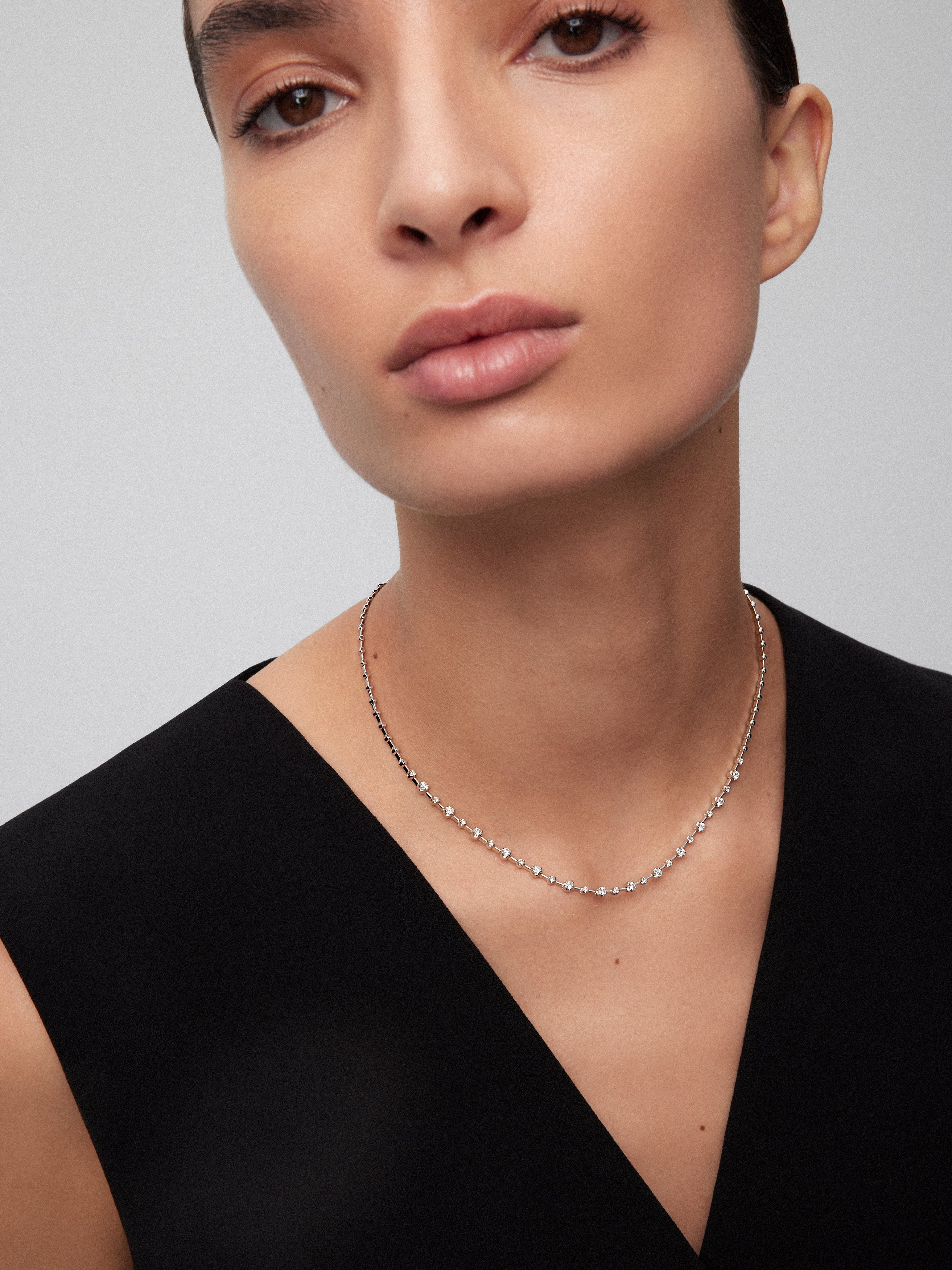 Collar de oro blanco de 18K con 27 diamantes en talla brillante con un total de 0,97 cts