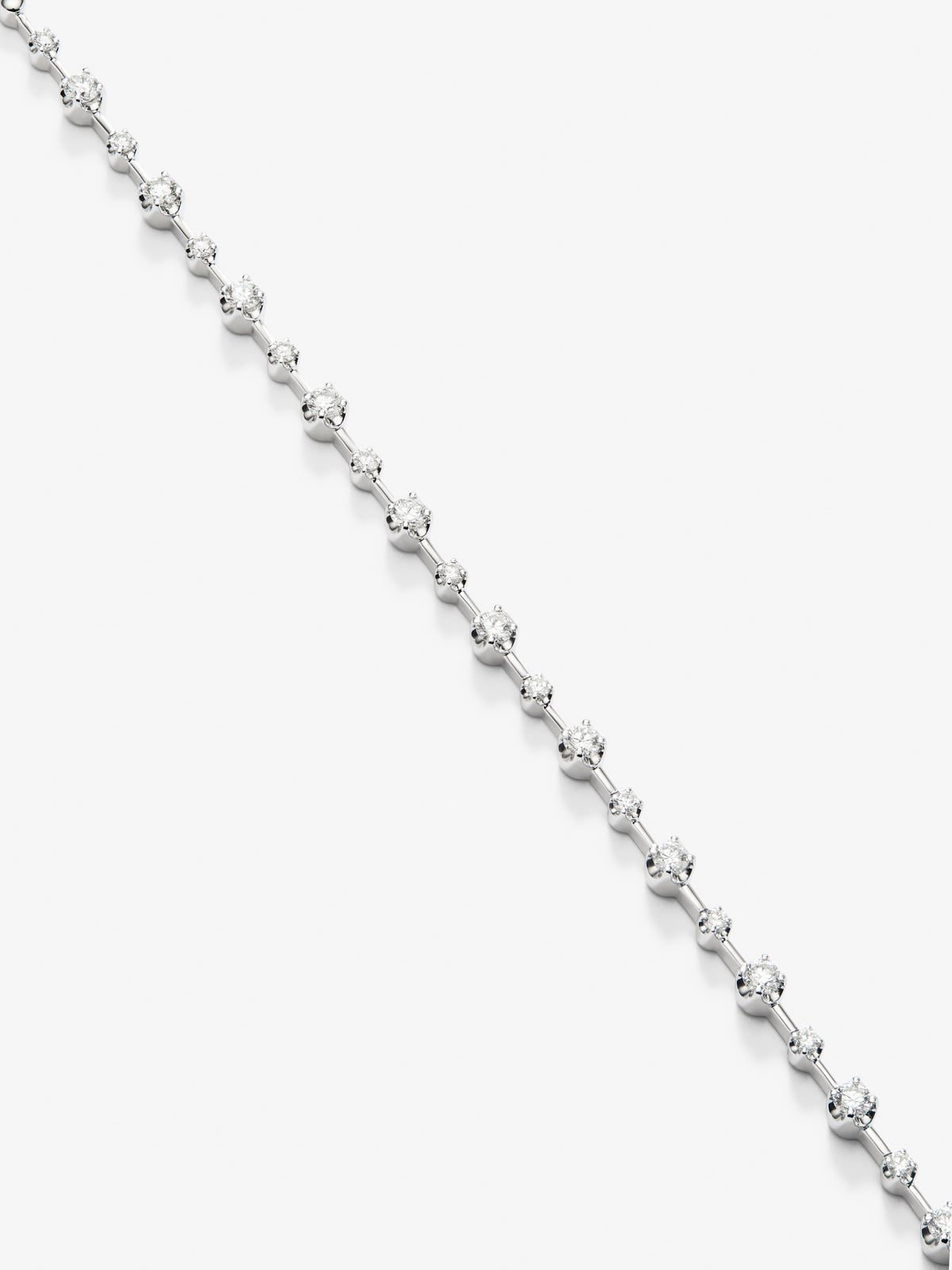 Collar de oro blanco de 18K con 27 diamantes en talla brillante con un total de 0,95 cts