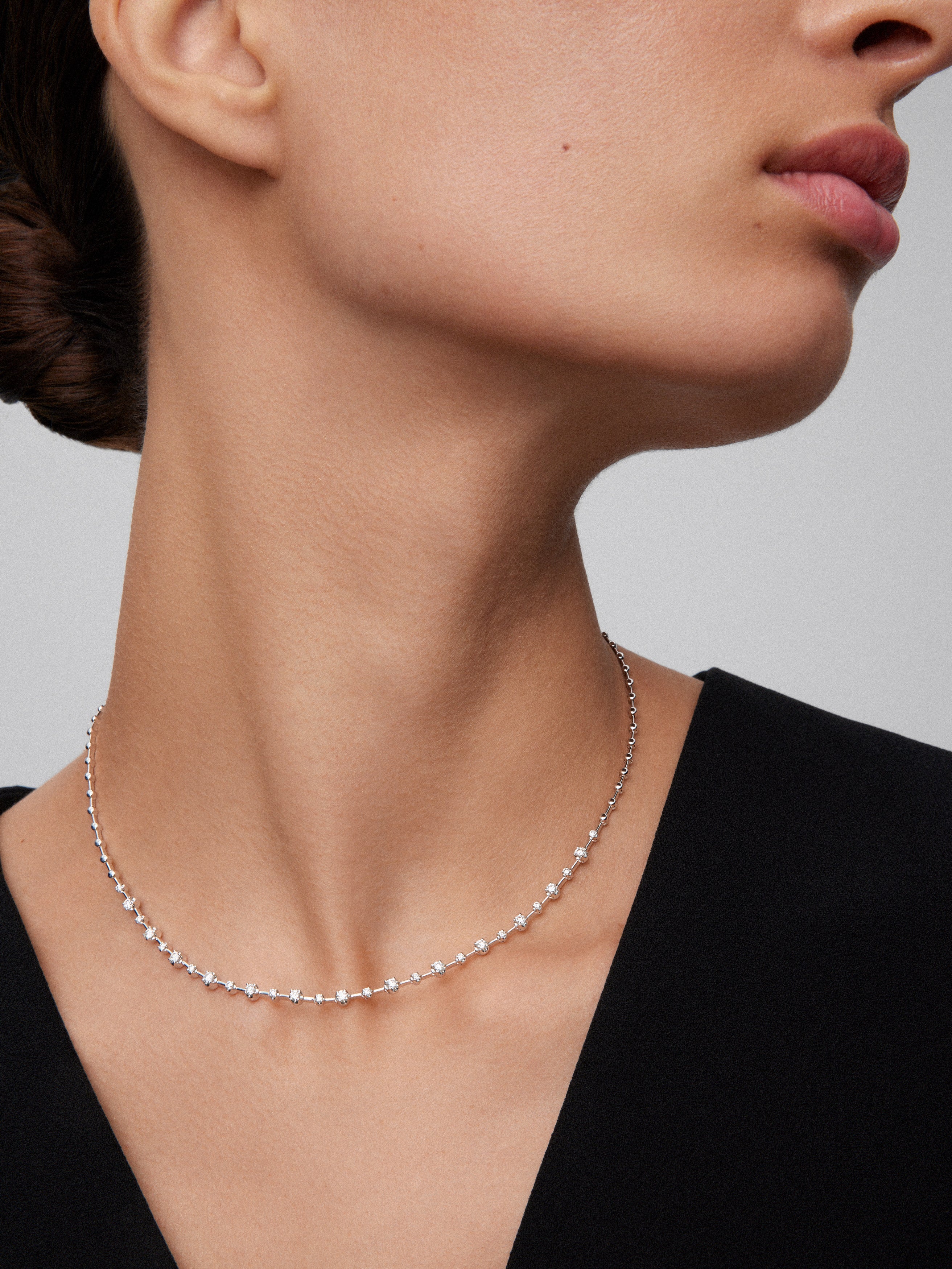 Collar de oro blanco de 18K con 27 diamantes en talla brillante con un total de 0,97 cts