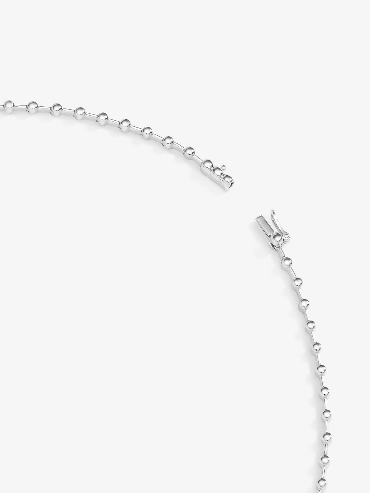 Collar de oro blanco de 18K con 27 diamantes en talla brillante con un total de 0,95 cts