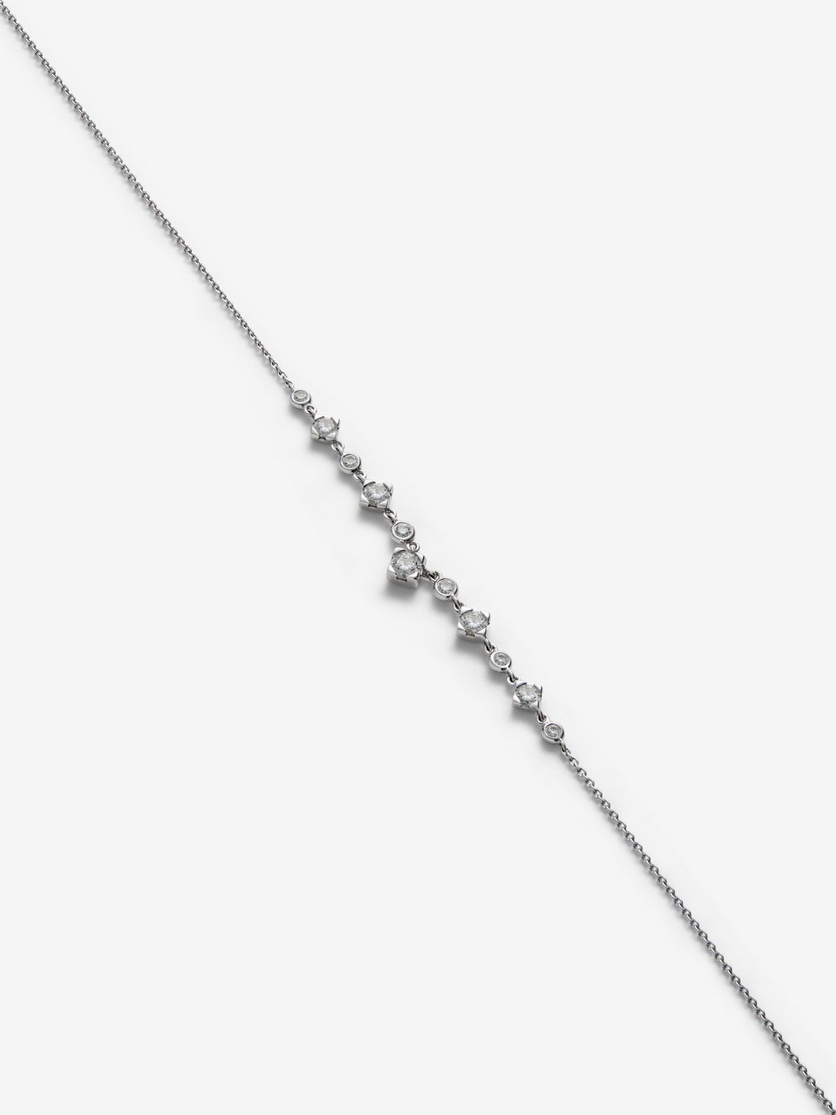 Colgante de oro blanco de 18K con 11 diamantes en talla brillante con un total de 0,538 cts