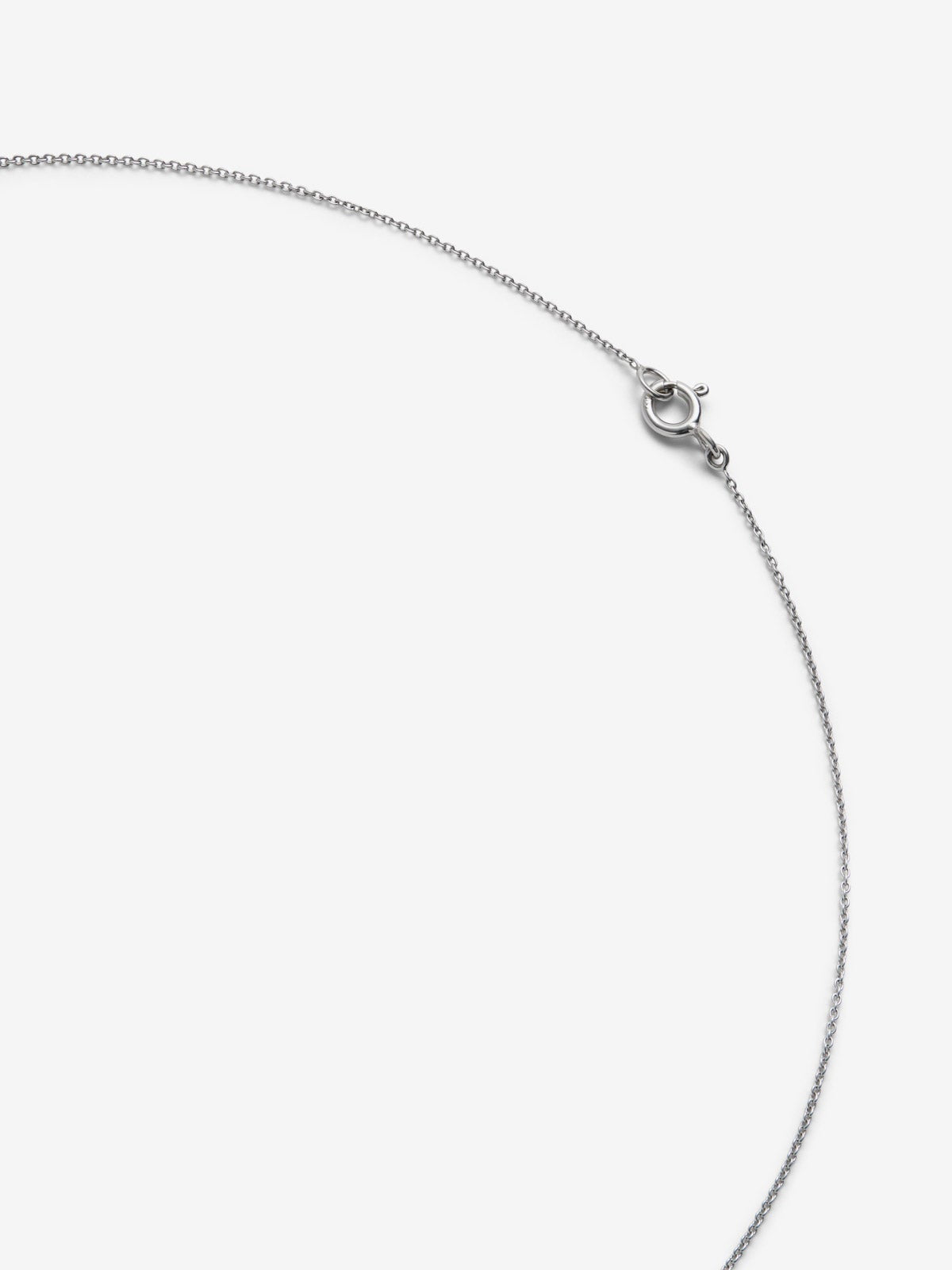 Colgante de oro blanco de 18K con 11 diamantes en talla brillante con un total de 0,538 cts